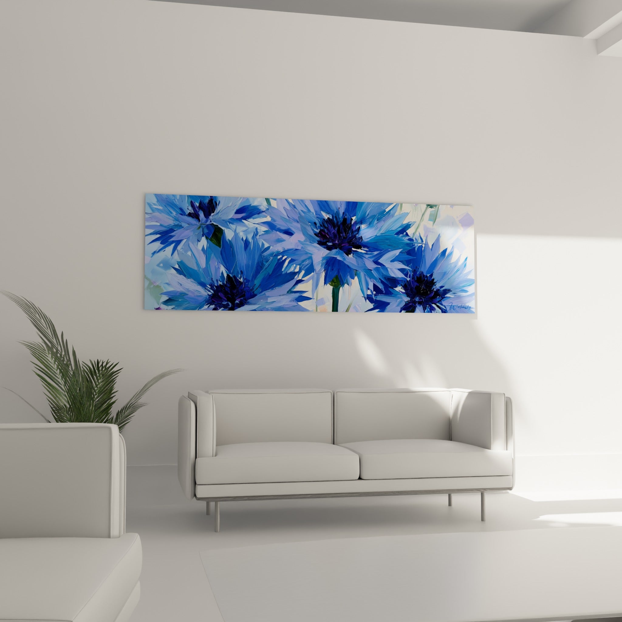 Fleurs de bleuet bleu marine et blanc cassé disposées au-dessus d'un canapé dans un salon lumineux