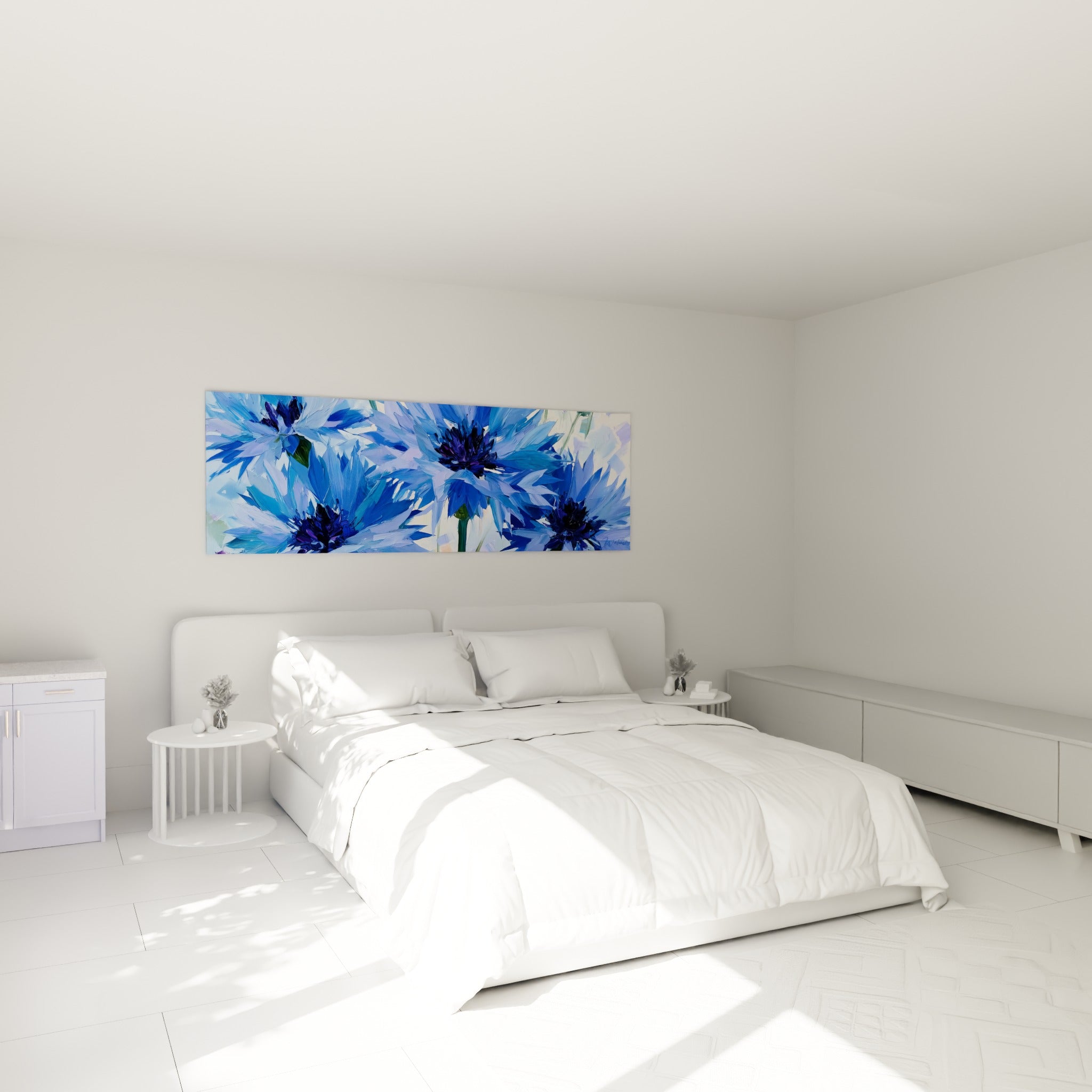 Bouquet de bleuets bleu ciel et violet foncé accroché au-dessus d'un lit dans une chambre claire