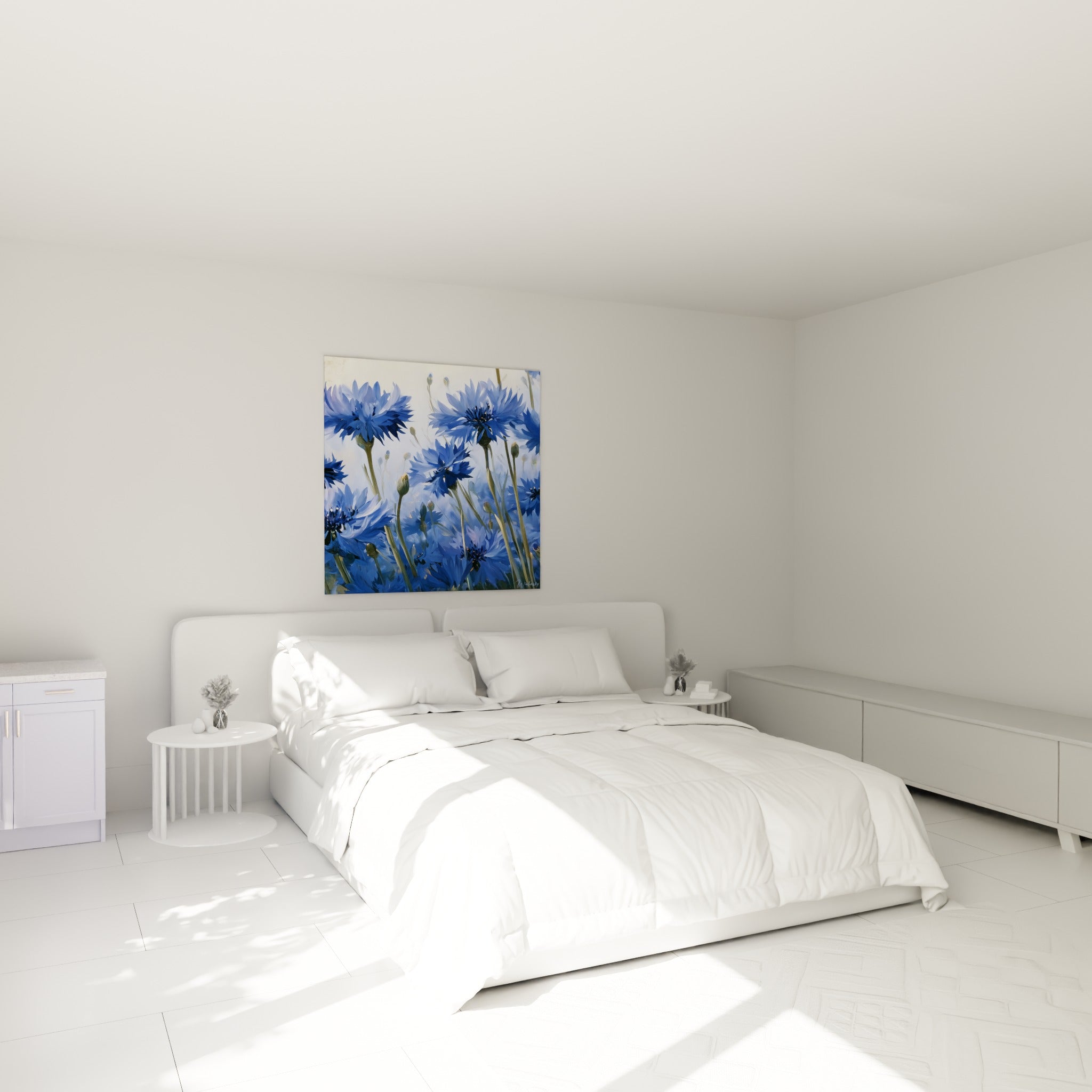Champ de bleuets bleu marine et doré accroché au-dessus d'un lit dans une chambre claire