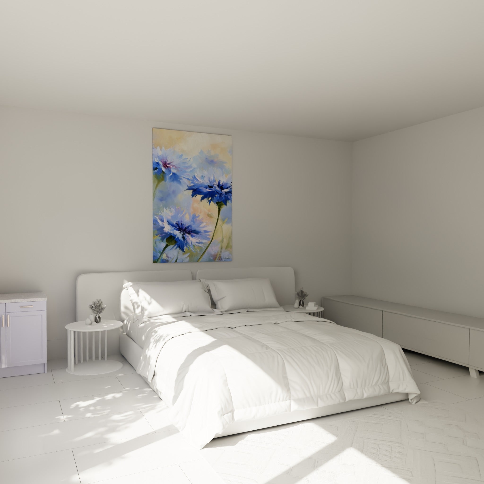 Fleurs de bleuet bleu pastel et doré illuminant le mur au-dessus d'un lit dans une chambre claire