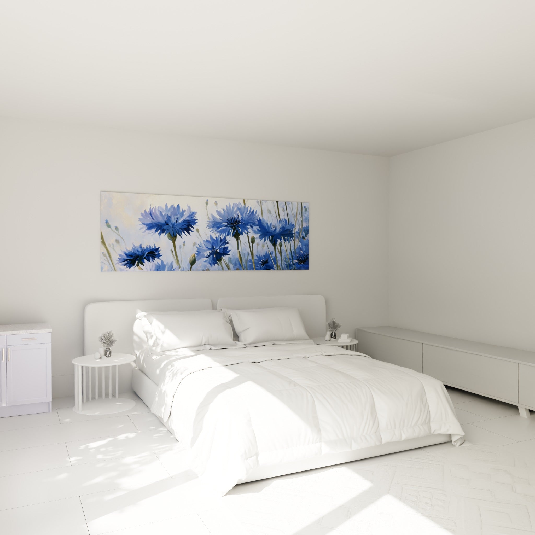 Bouquet de bleuets bleu marine et doré accroché au-dessus d'un lit dans une chambre claire