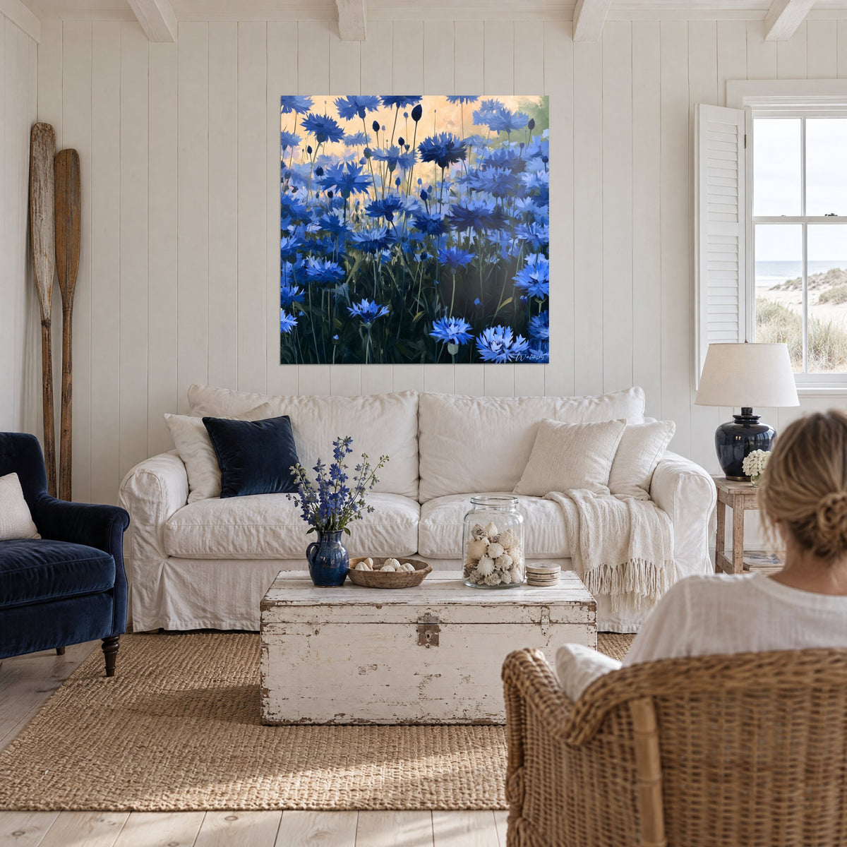 Tableau bleuets bleu cobalt sur ciel doré, peinture à l'huile, au-dessus d'un canapé dans un salon lumineux