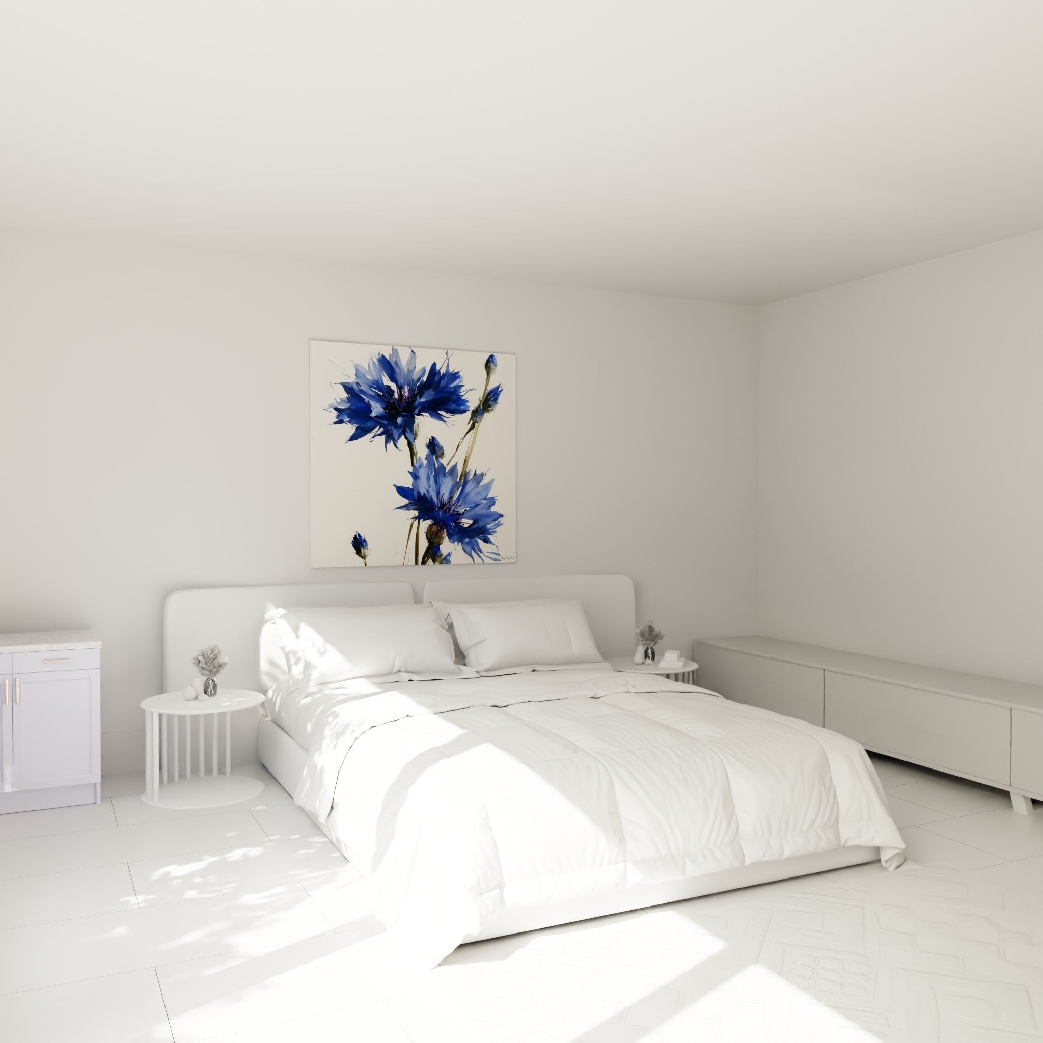 Bouquet de bleuets bleu marine et crème accroché au-dessus d'un lit dans une chambre claire