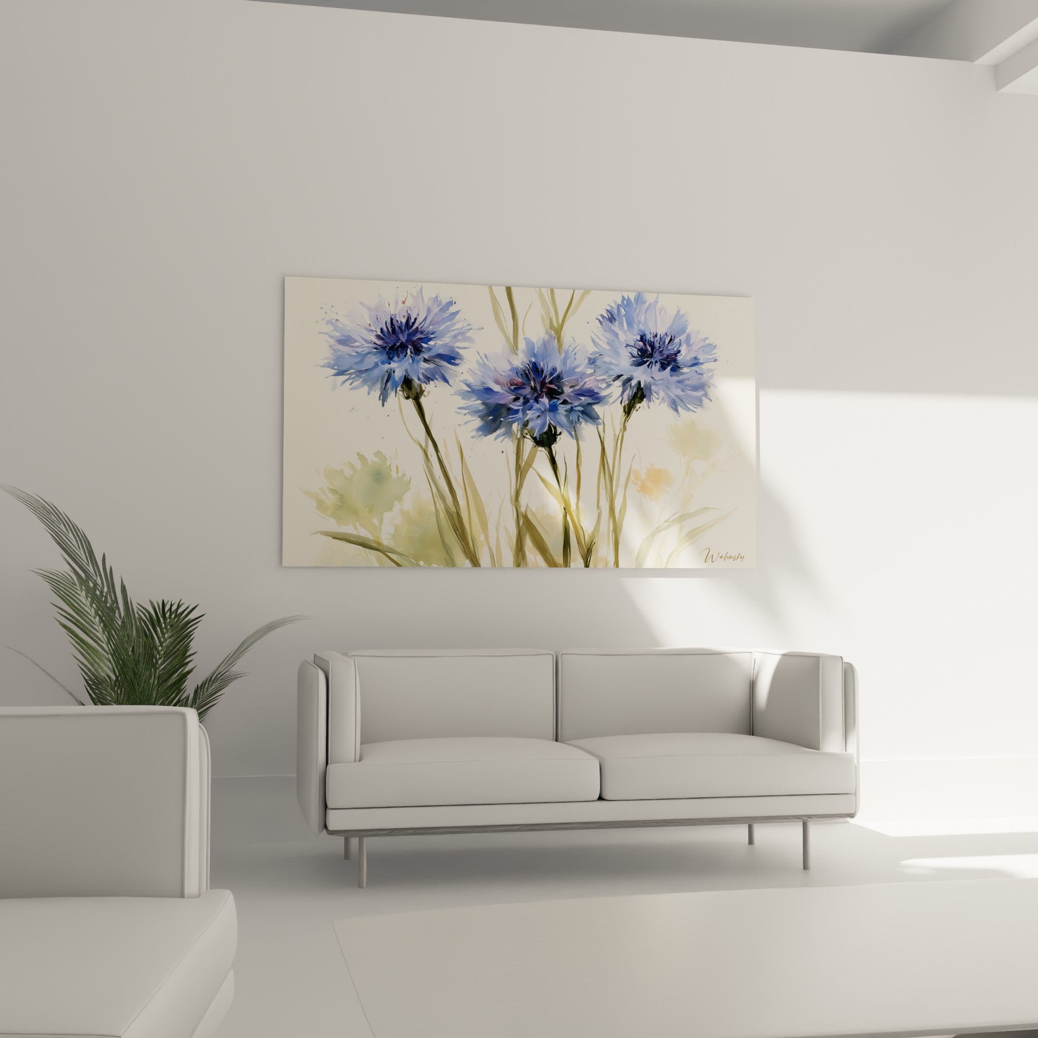 Bouquet de bleuets bleu pastel et ocre au-dessus d'un canapé dans un salon lumineux