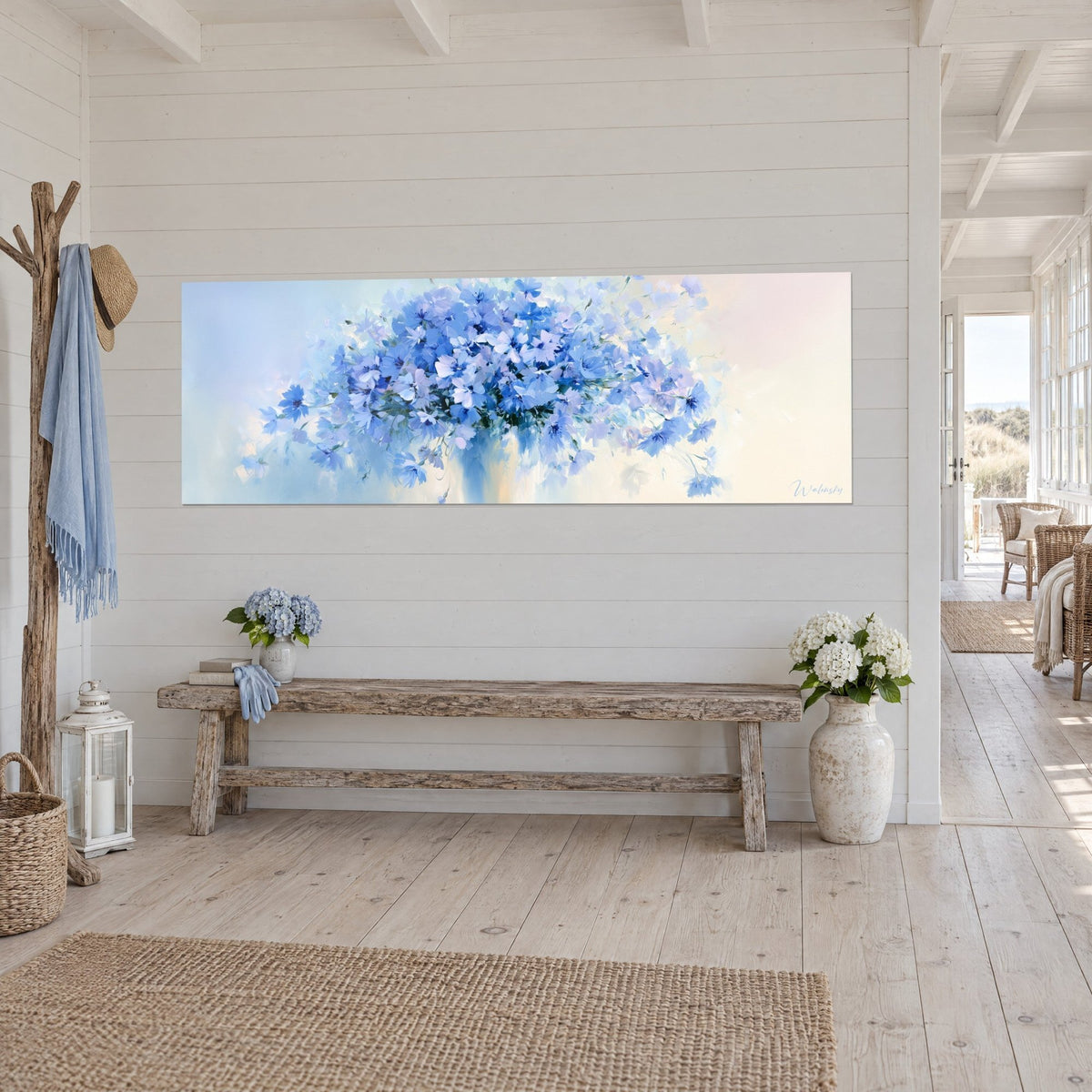 Tableau fleurs des champs bleu cobalt sur fond crème et ciel pâle, vue de trois-quarts sur un mur de planches blanches