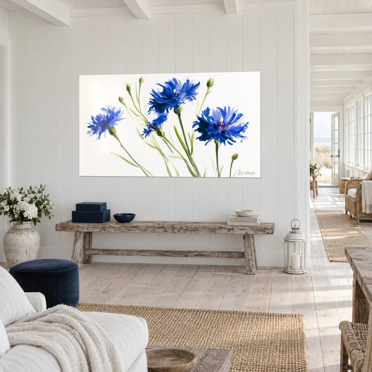 Schilderij drie korenbloemen in kobaltblauwe en violette penseelstreken, olijfgroene stengels, aan een witte lambrisering aan de zeezijde