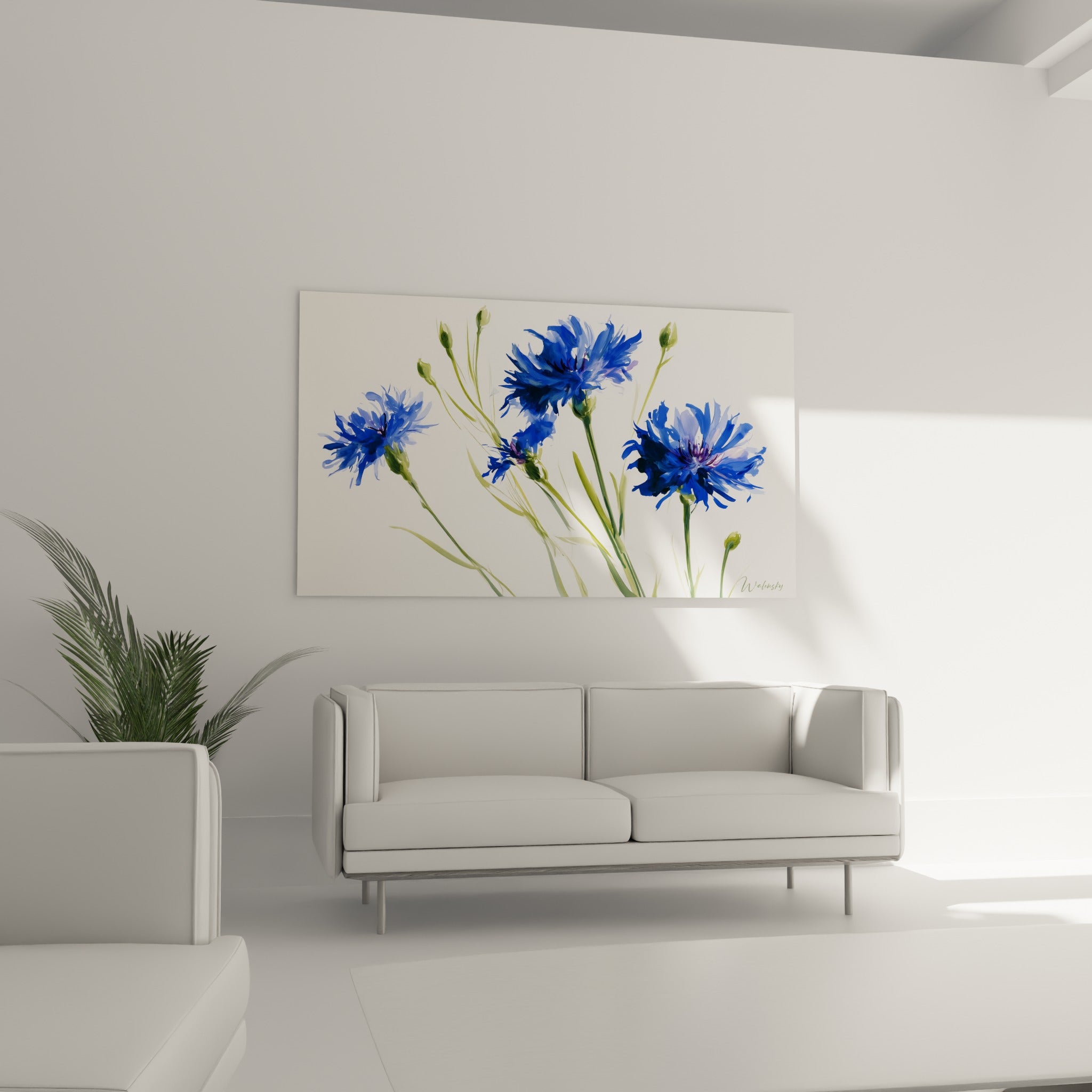 Fleurs de bleuet bleu roi et boutons vert tendre suspendues au-dessus d'un canapé dans un salon lumineux