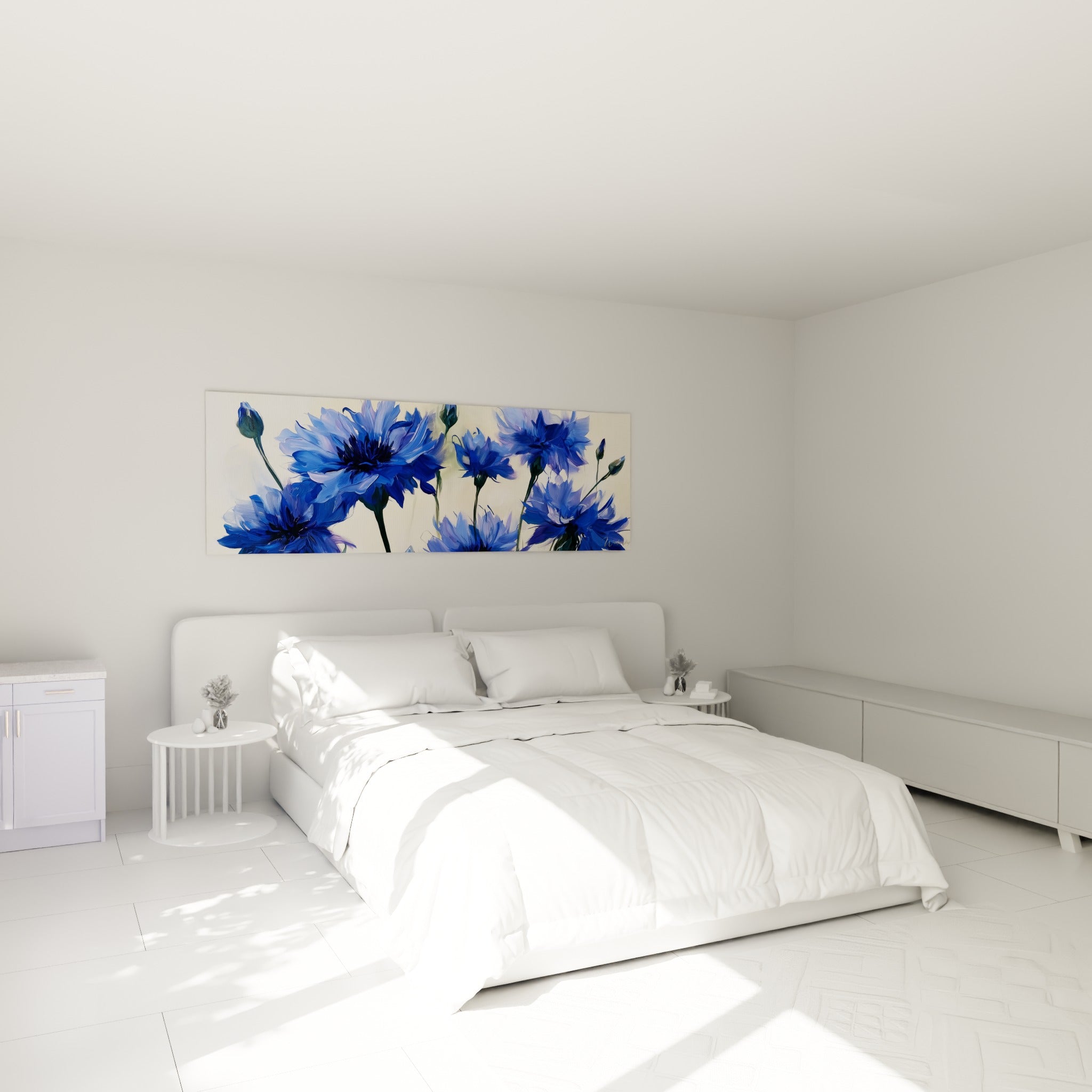Bouquet de bleuets bleu profond et violet clair au-dessus d'un lit dans une chambre claire