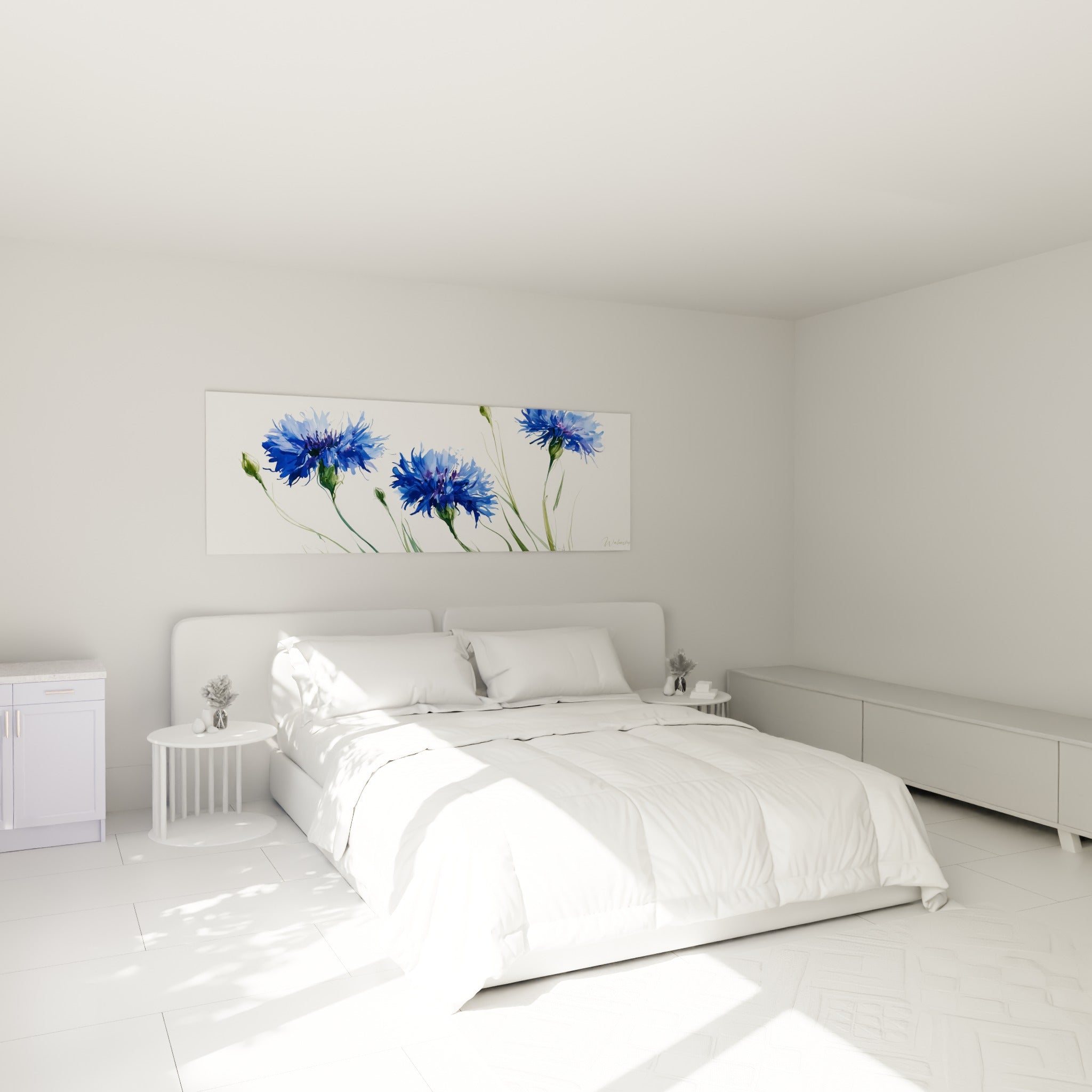 Bouquet de bleuets bleus et pétales violets accroché au-dessus d'un lit dans une chambre claire