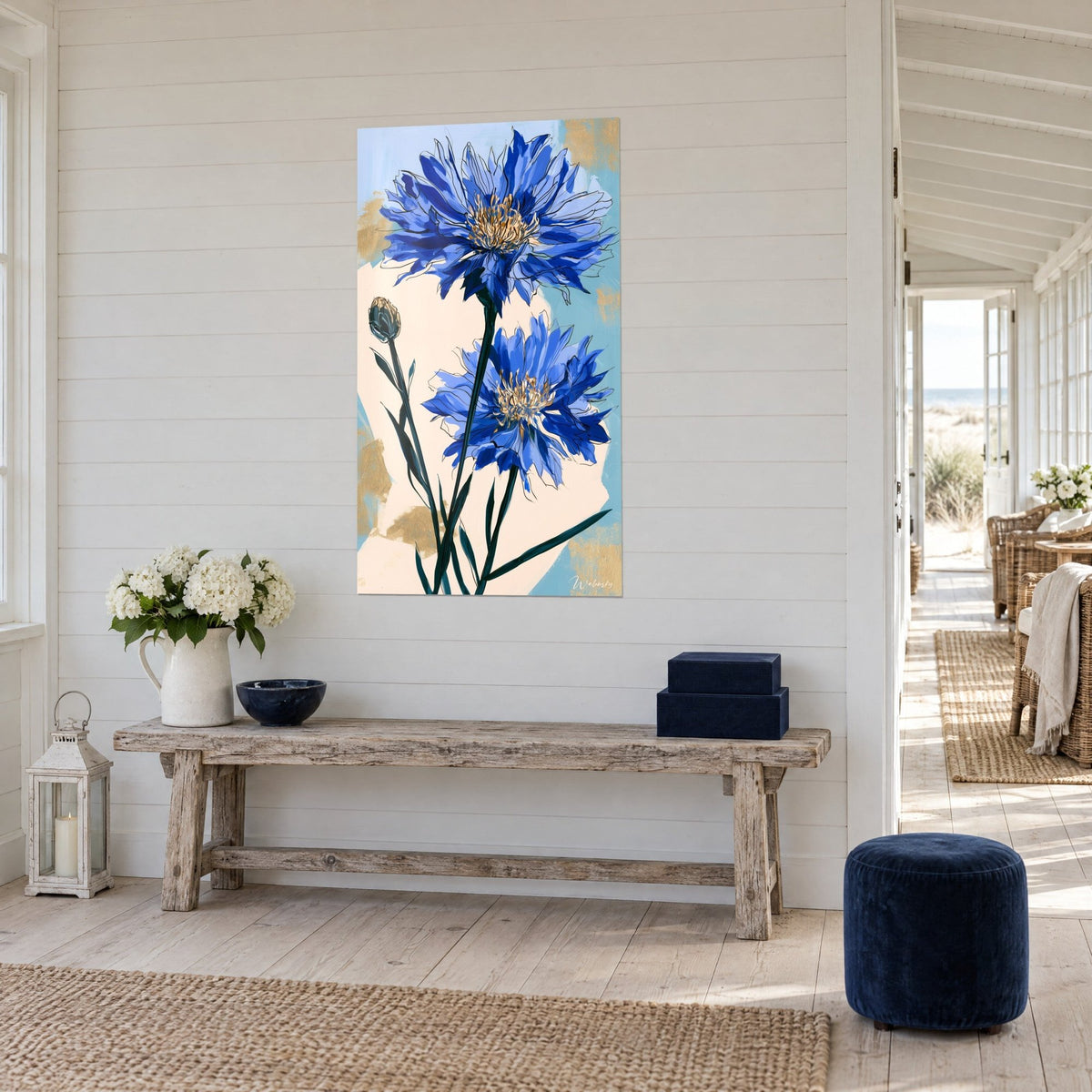 Schilderij met koningsblauwe knoopkruidbloemen, zwarte inktcontouren, op een crème- en turquoise lijst, huis aan zee