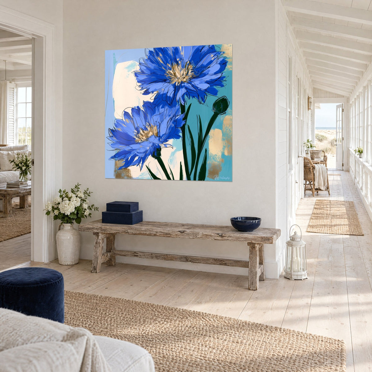 Tableau fleurs de centaurée cobalt et tiges vert sombre sur aplats turquoise et beige, mur blanc côté couloir