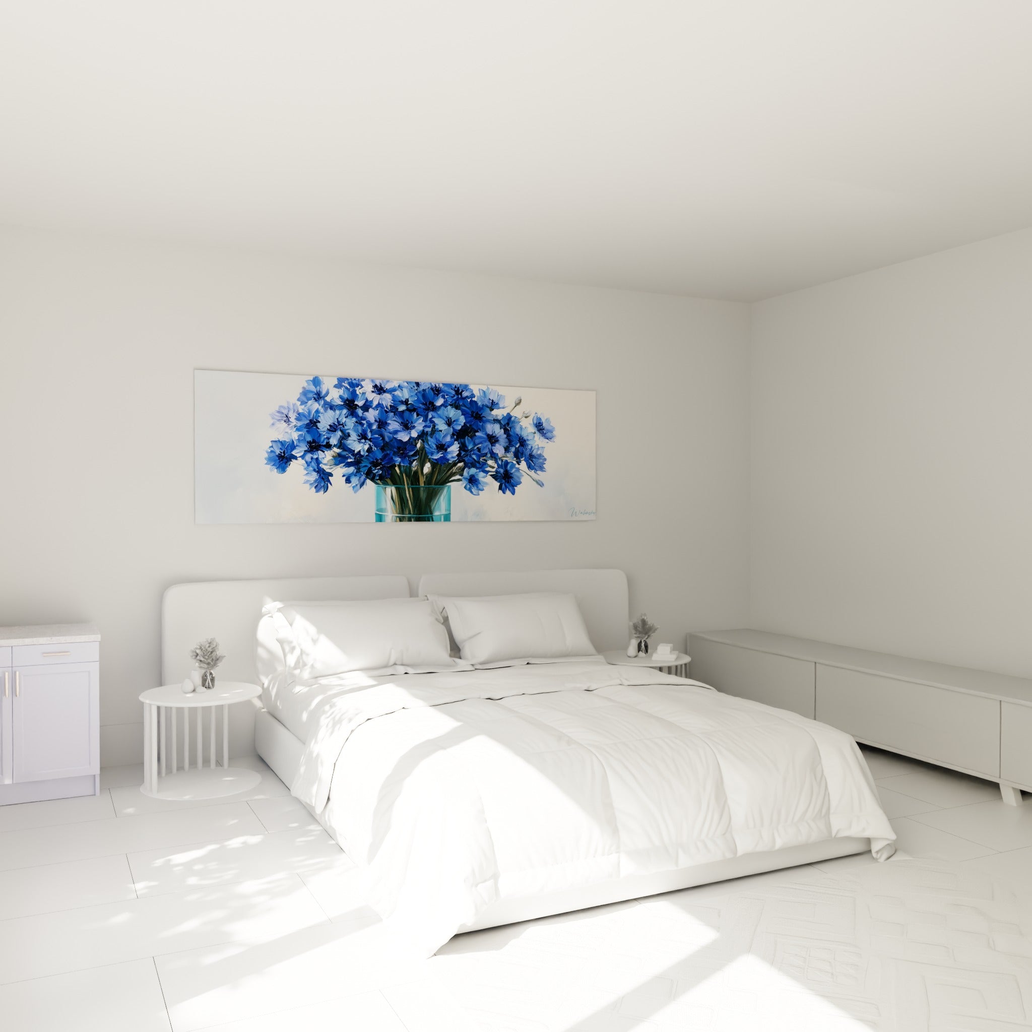 Bouquet de bleuet aux nuances bleu marine et turquoise au-dessus d'un lit dans une chambre claire