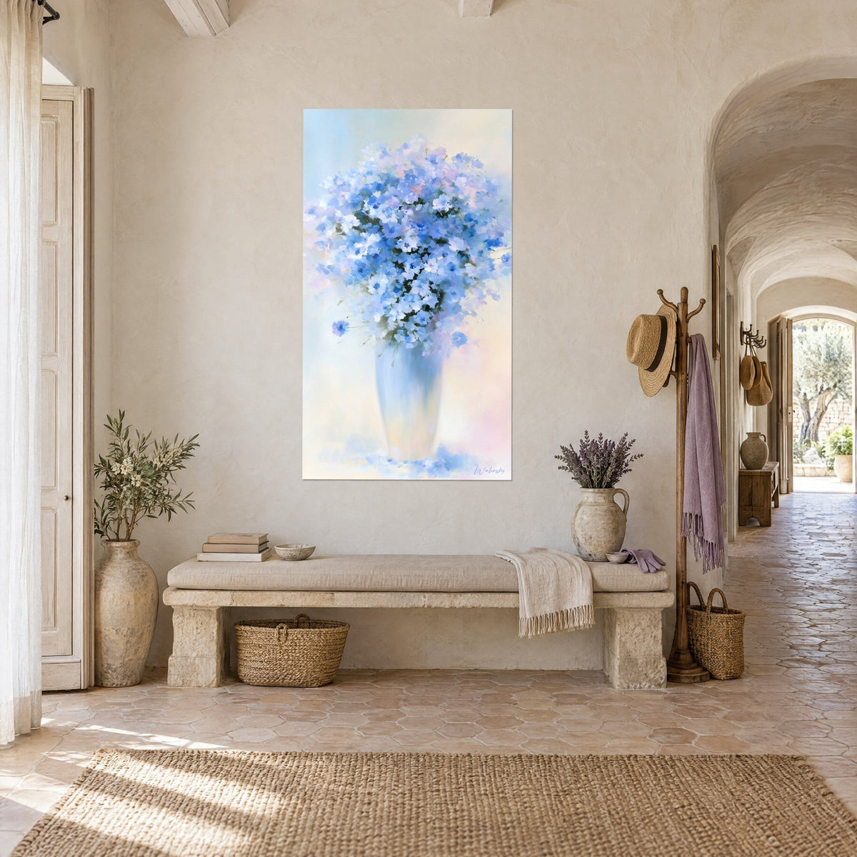 Cuadro ramo de flores azul cobalto y blancas, jarrón pálido con pinceladas fluidas, pared crema, banco de piedra, masía provenzal
