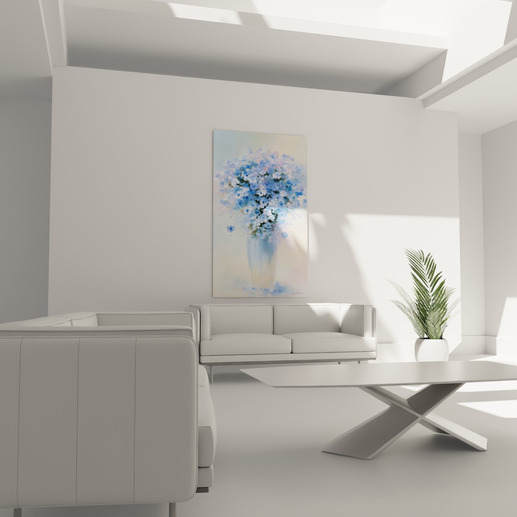 Fleurs de bleuet bleu pastel et rose pâle au-dessus d'un canapé dans un salon lumineux