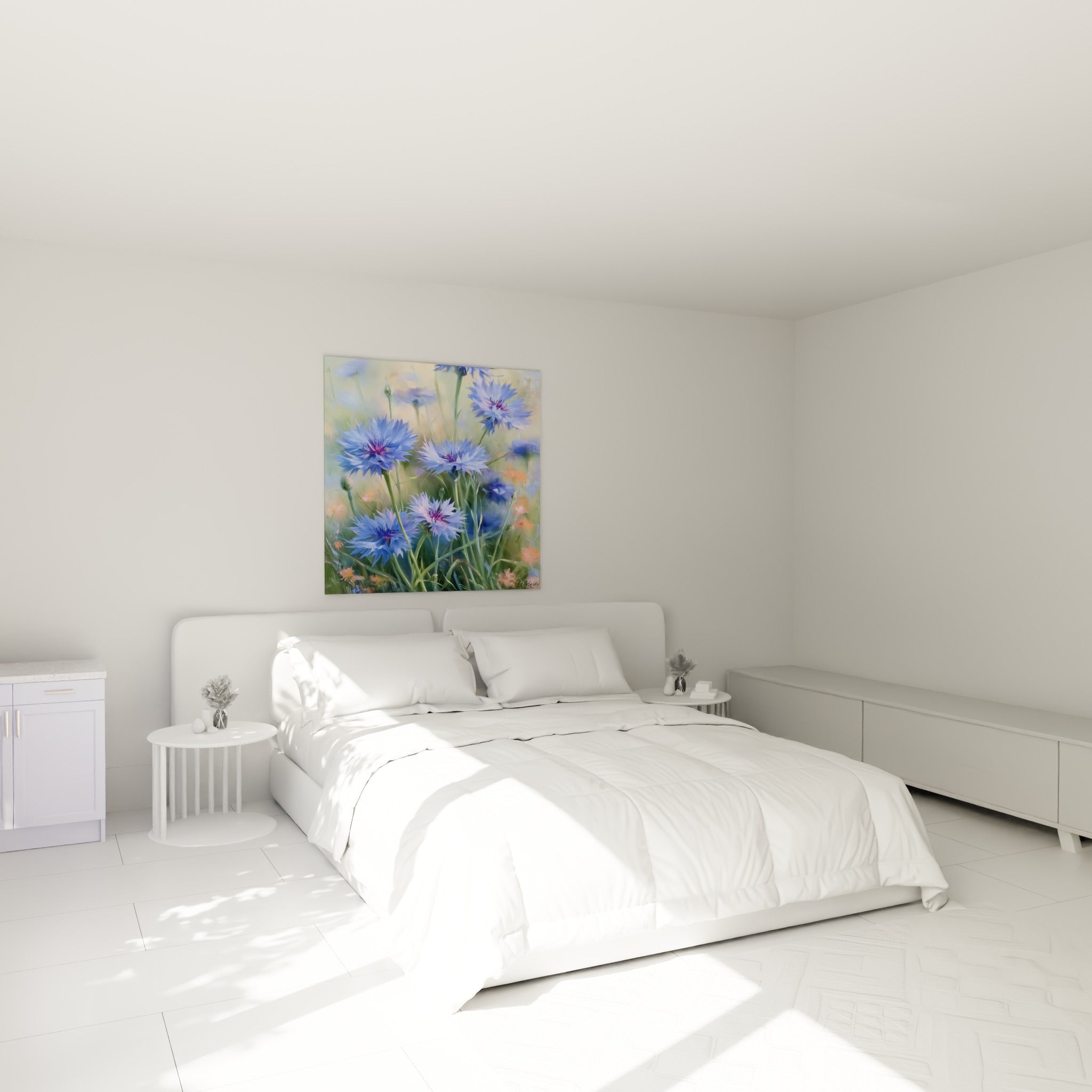 Bouquet de bleuets bleu ciel et violet au-dessus d'un lit dans une chambre claire
