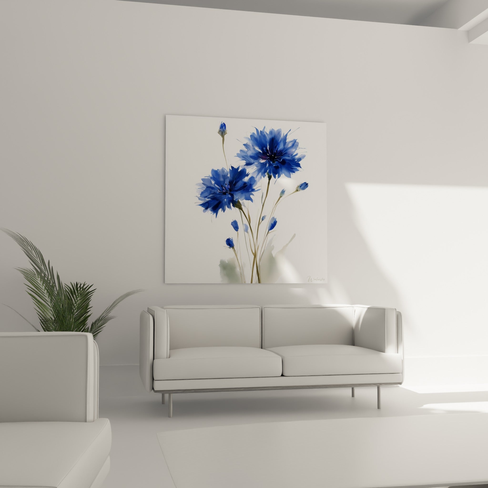 Fleurs de bleuet bleu marine et boutons délicats accrochées au-dessus d'un canapé dans un salon lumineux
