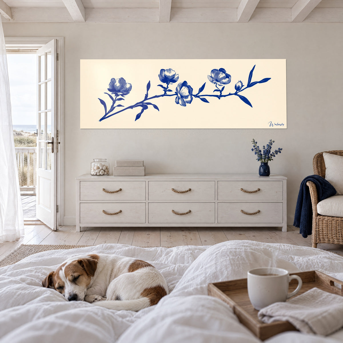 Schilderij van een tak gestileerde pioenrozen in ultramarijn op ivoor, een terriër slaapt op het dekbed, boven een bed in een lichte slaapkamer