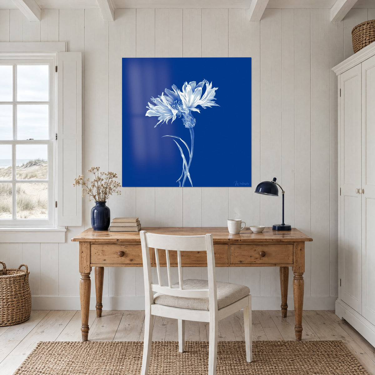 Schilderij korenbloem met fijne witte arceringen, kobaltblauwe achtergrond, boven een houten bureau en een witte stoel