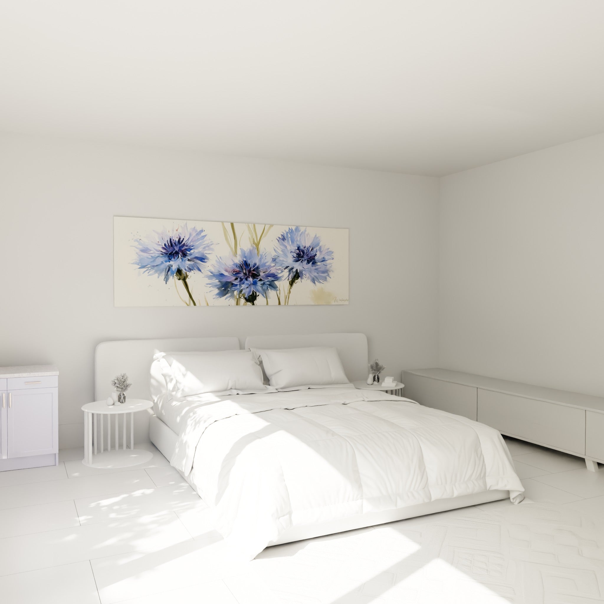 Trois fleurs de bleuet bleu pastel et vert olive accrochées au-dessus d'un lit dans une chambre claire
