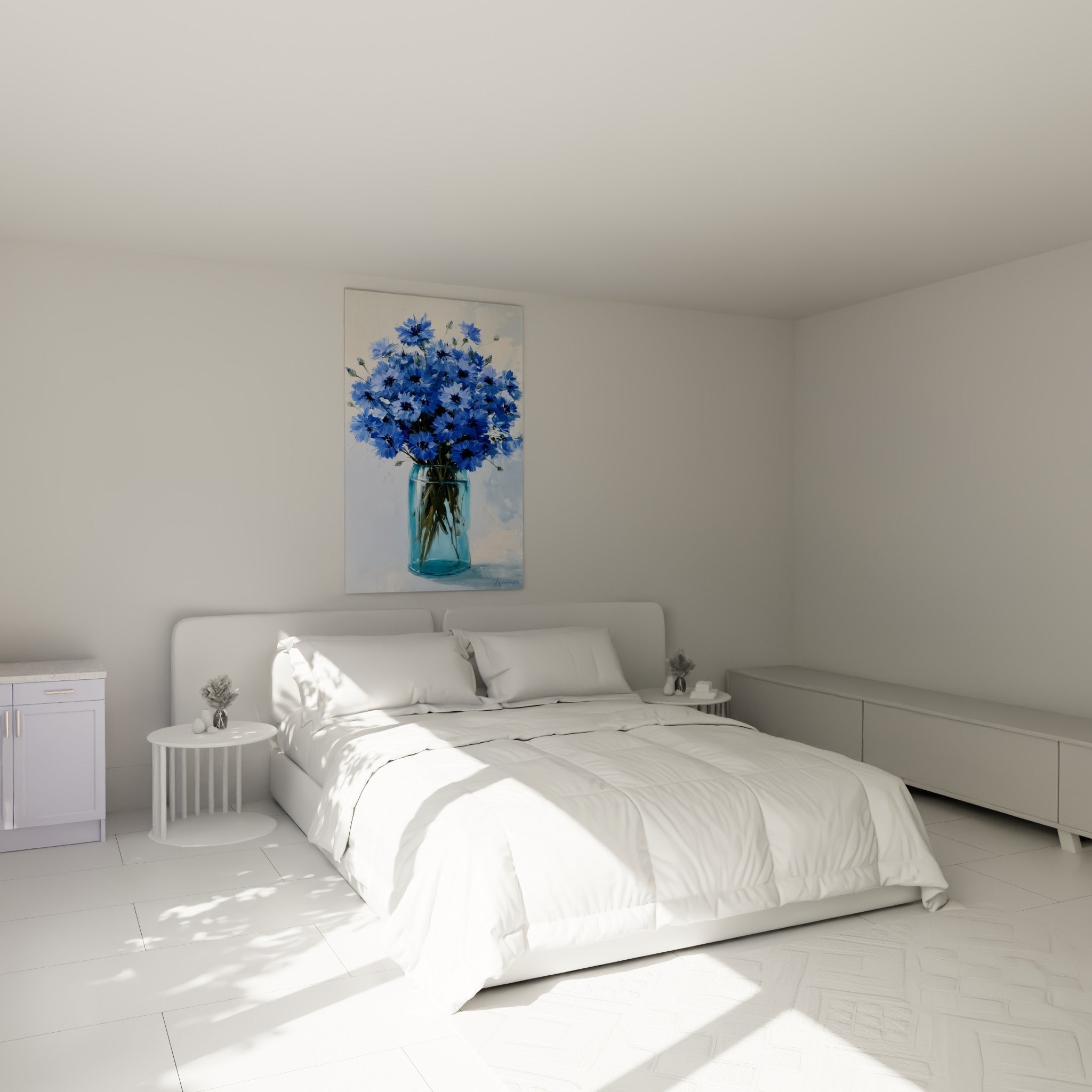 Bouquet de bleuets bleu marine et turquoise accroché au-dessus d'un lit dans une chambre claire