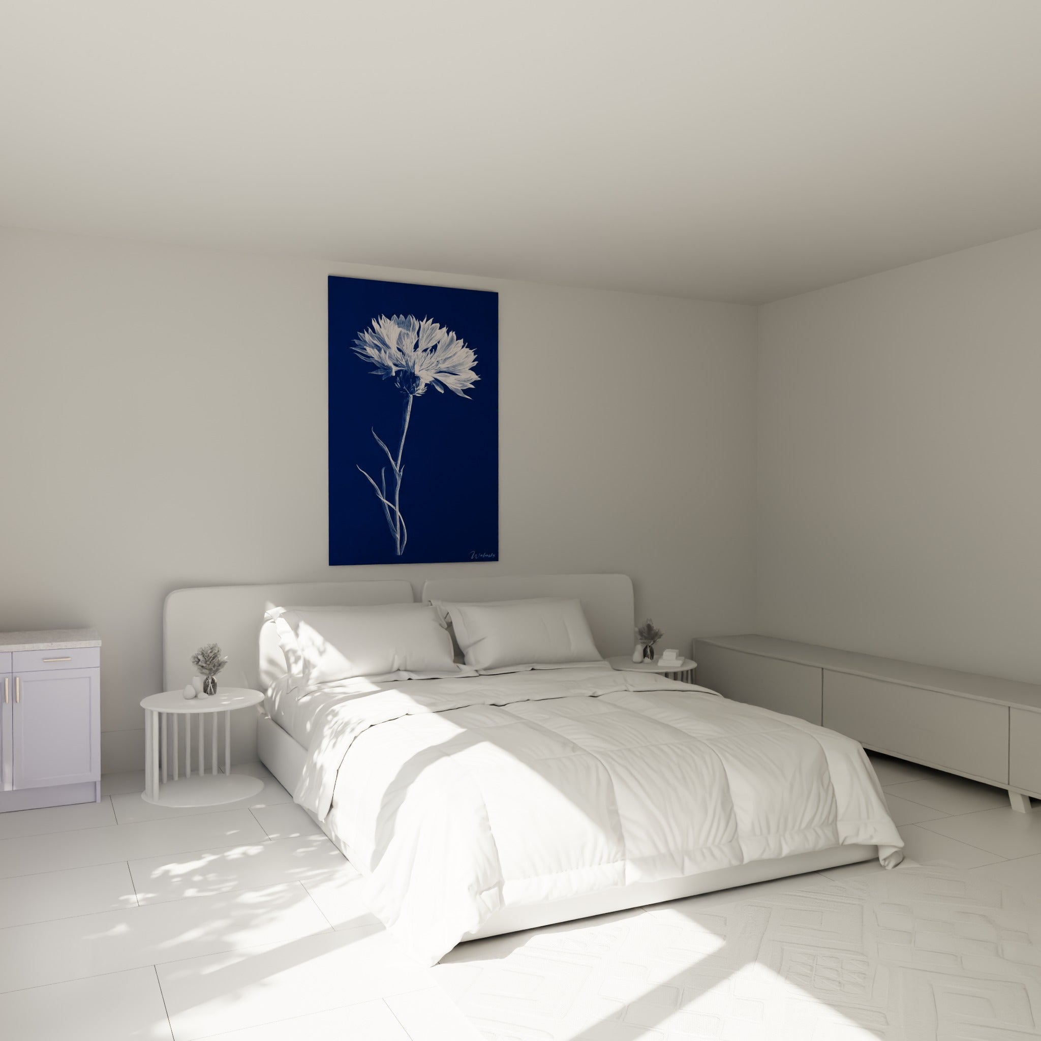 Fleur de bleuet blanche sur bleu nuit profond, accrochée au-dessus d'un lit dans une chambre claire