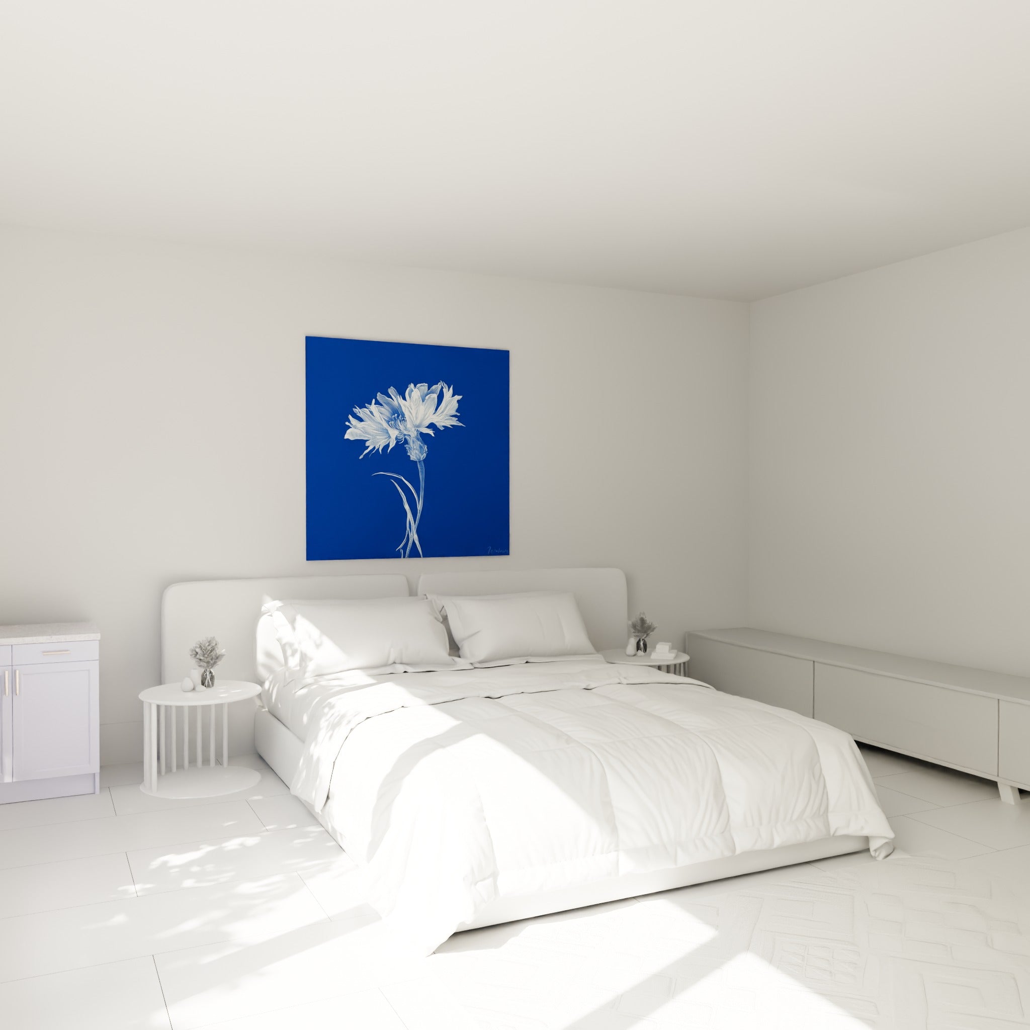 Fleur de bleuet blanche gravée sur bleu marine, au-dessus d'un lit dans une chambre claire