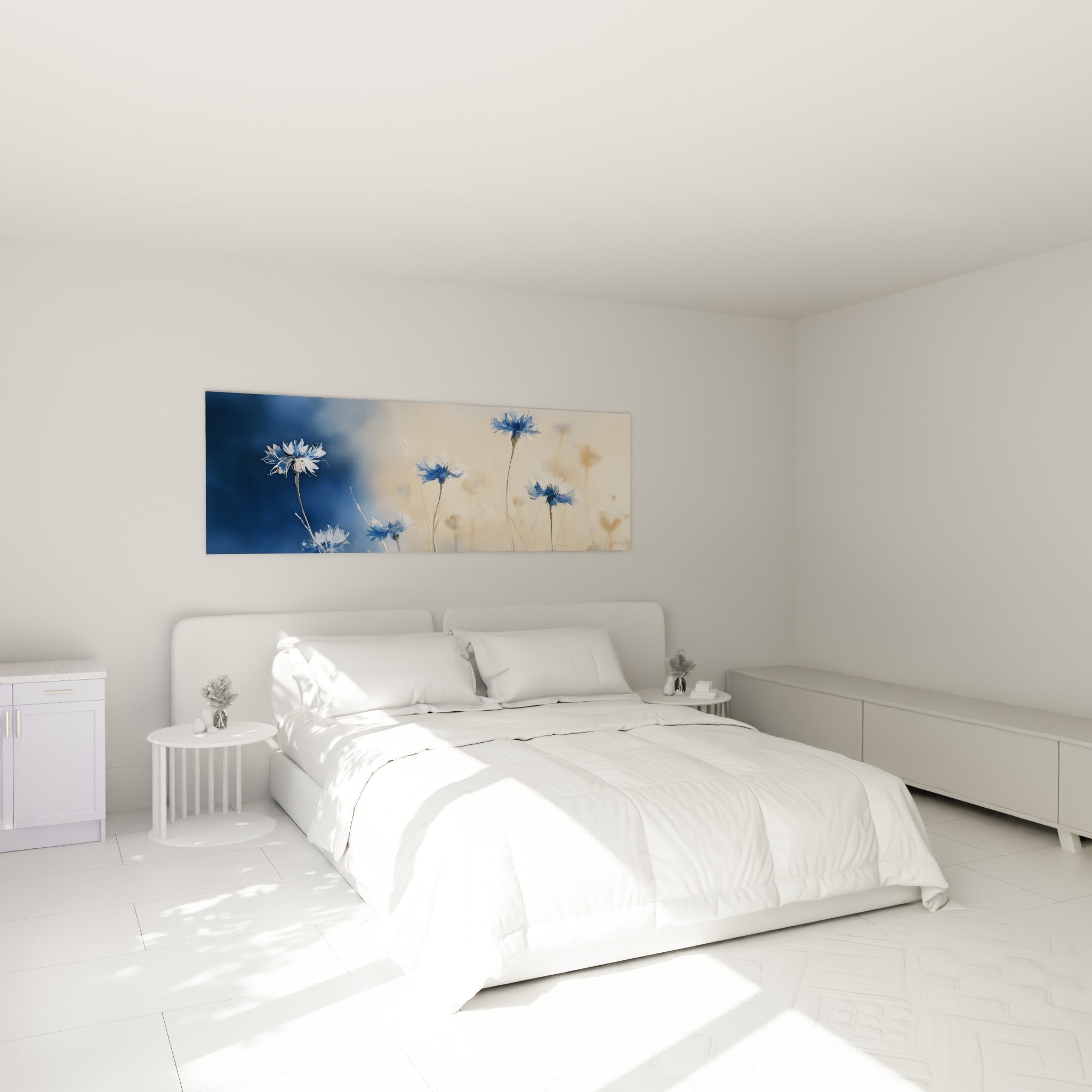 Fleurs de bleuet bleues et blanches, composition ocre au-dessus d'un lit dans une chambre claire