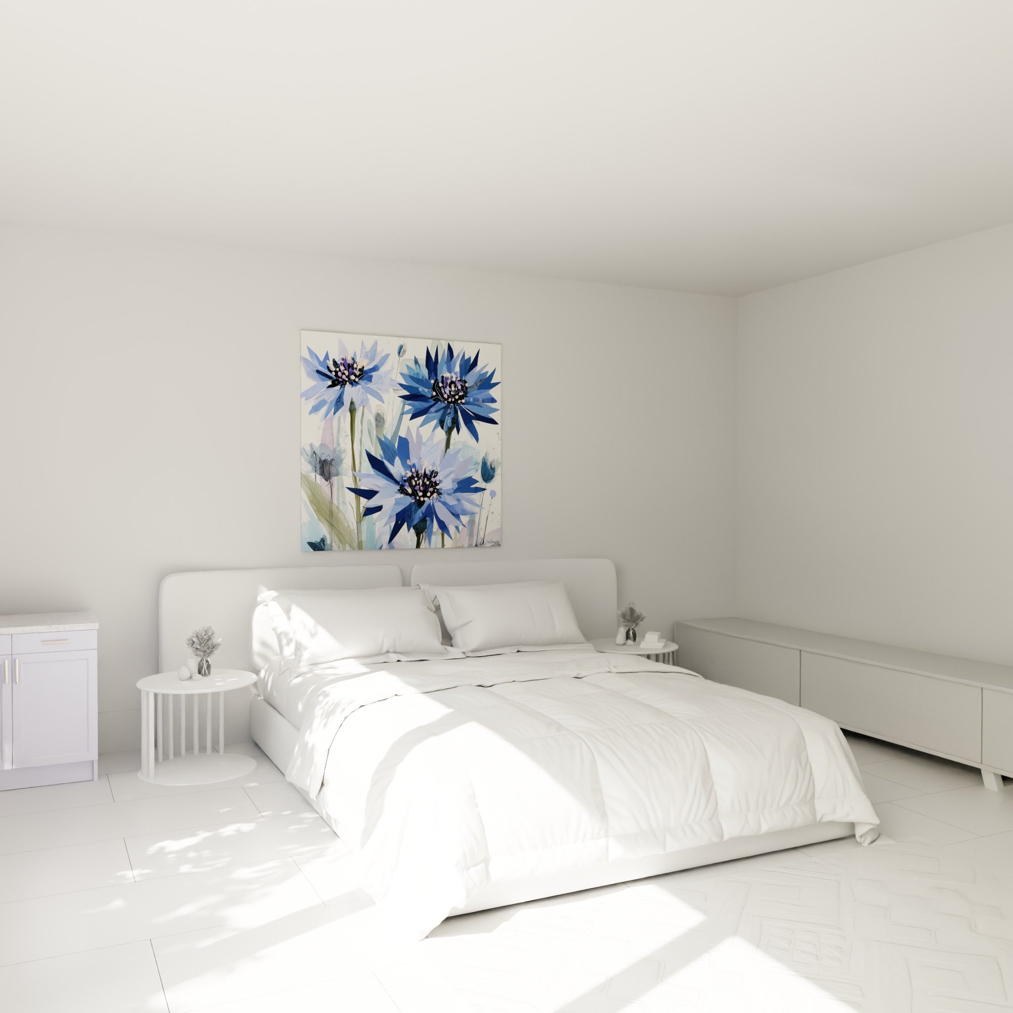 Fleurs de bleuet bleu marine et doré accrochées au-dessus d'un lit dans une chambre claire