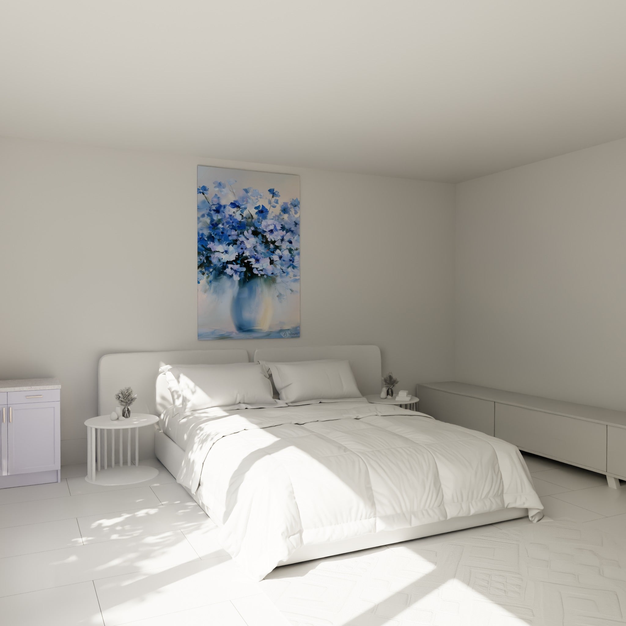 Bouquet de bleuet bleu pastel et blanc nacré, accroché au-dessus d'un lit dans une chambre claire