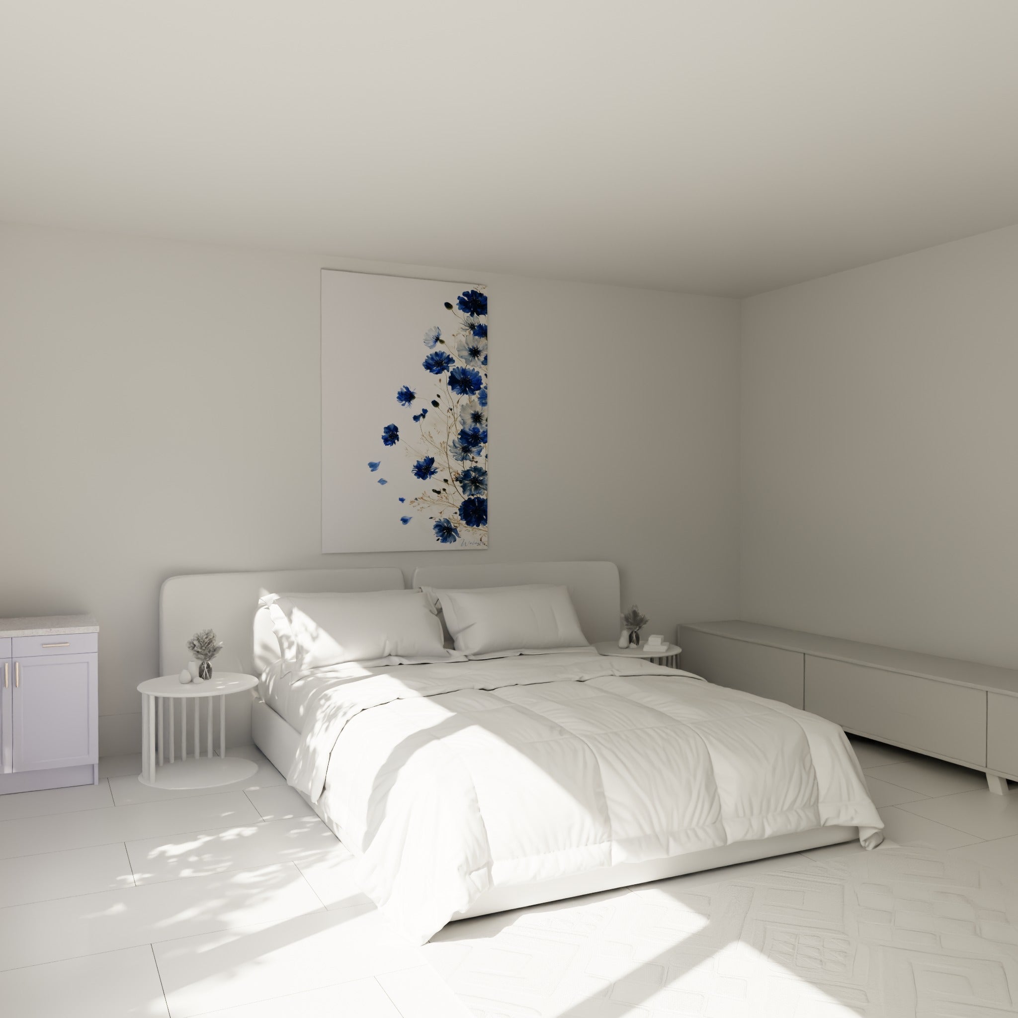 Bouquet de bleuets bleu marine peint au-dessus d'un lit dans une chambre claire, fond blanc épuré
