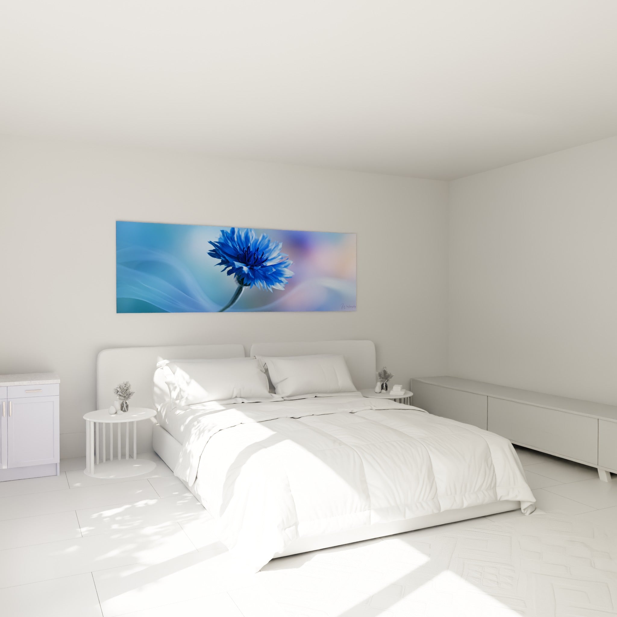 Fleur de bleuet bleu profond et blanc au-dessus d'un lit dans une chambre claire