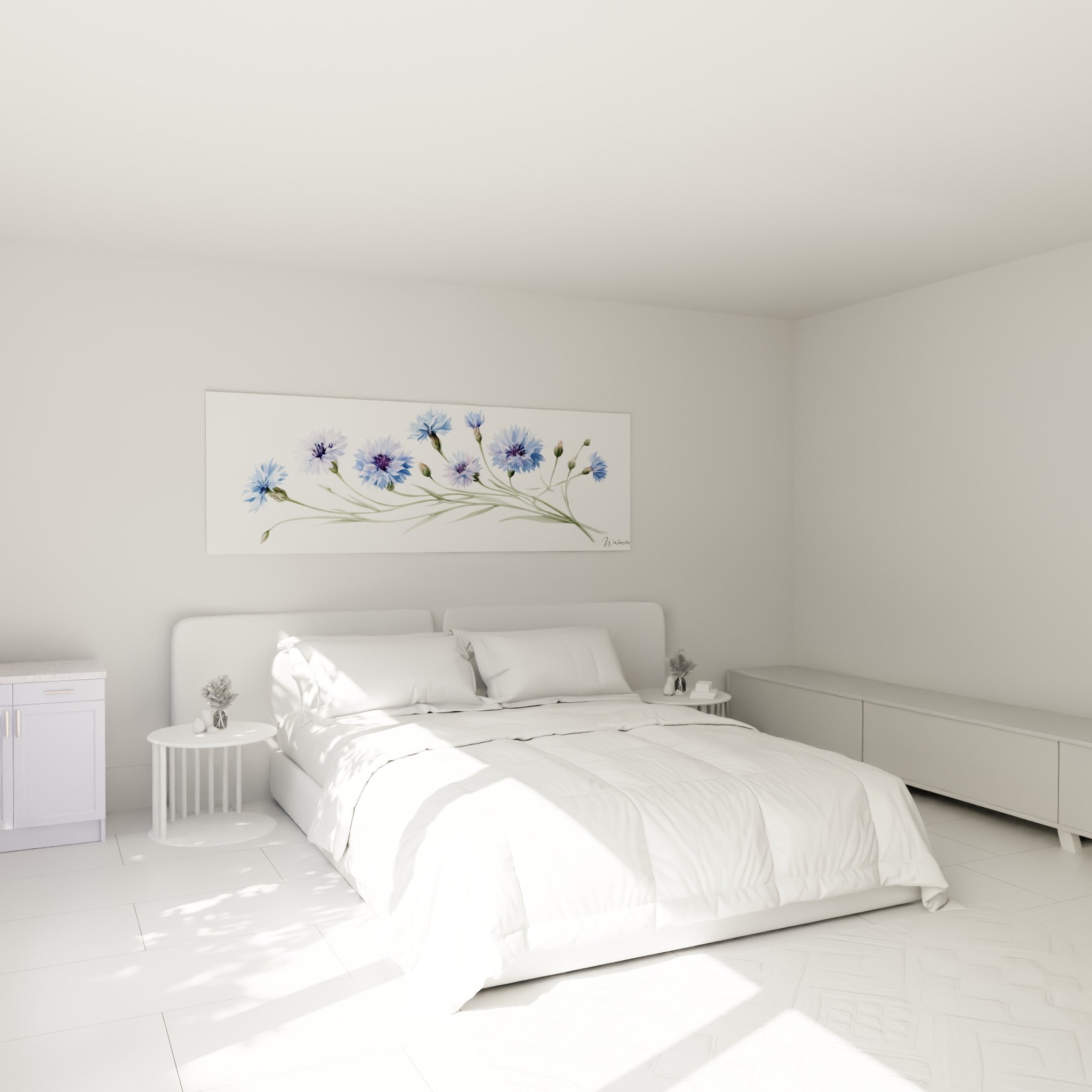 Bouquet de bleuets bleus et violets accroché au-dessus d'un lit dans une chambre claire