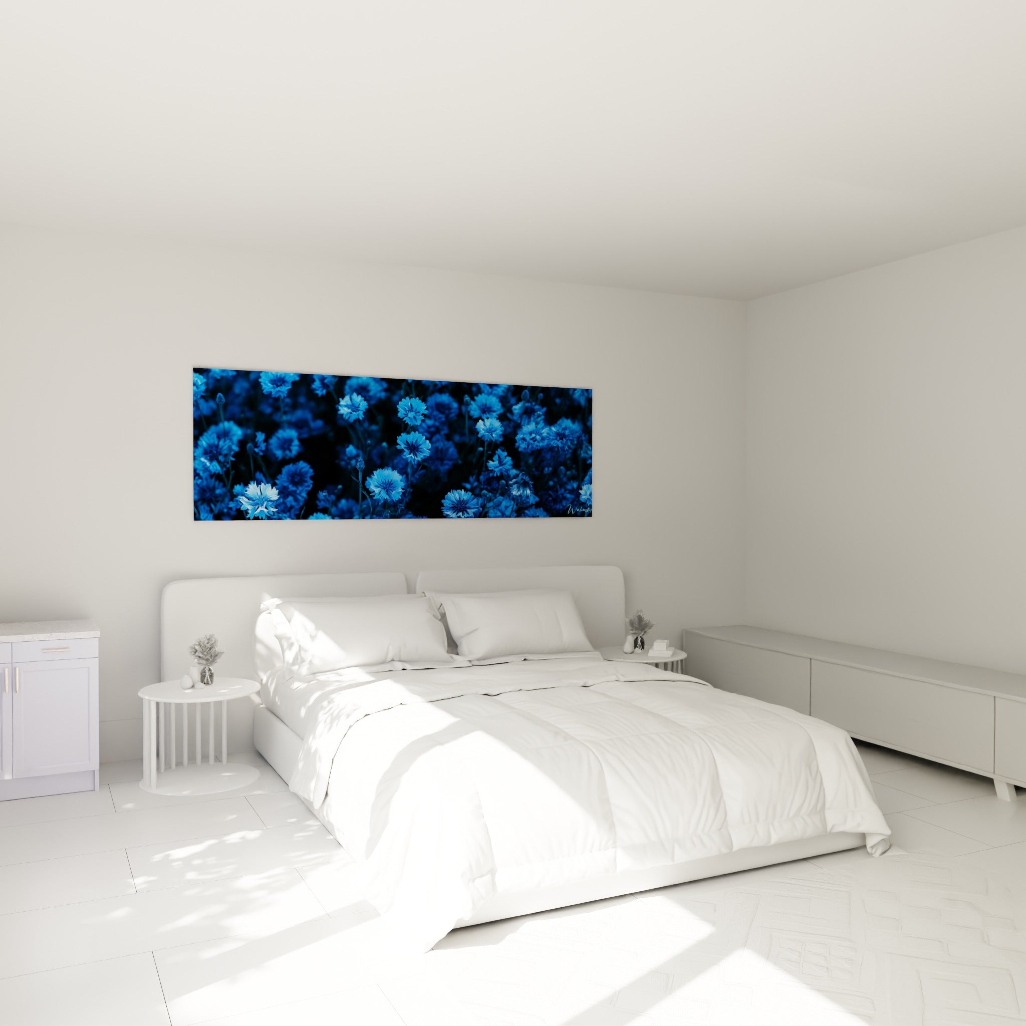 Champ de bleuets bleu marine et noir accroché au-dessus d'un lit dans une chambre claire