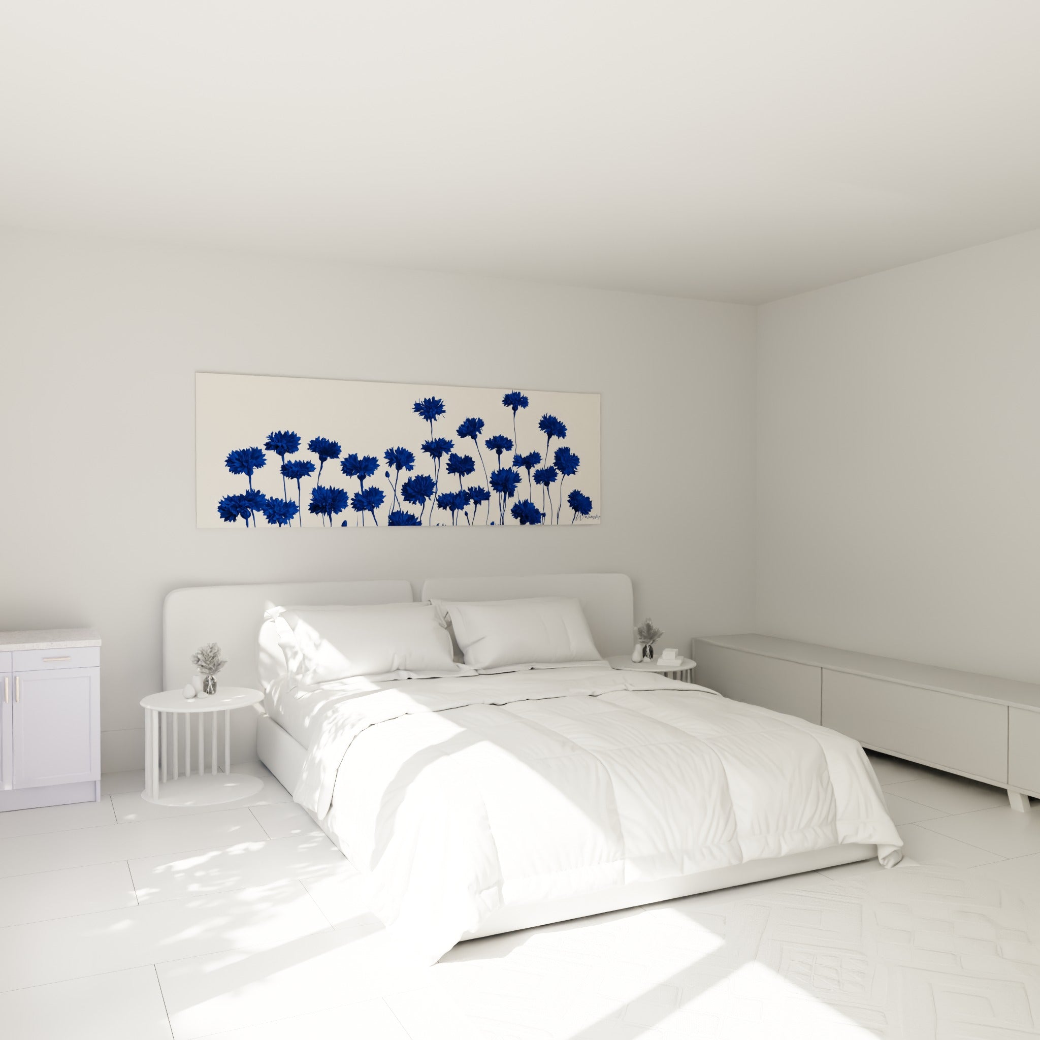 Bouquet de bleuets bleu marine sur fond ivoire, au-dessus d'un lit dans une chambre claire