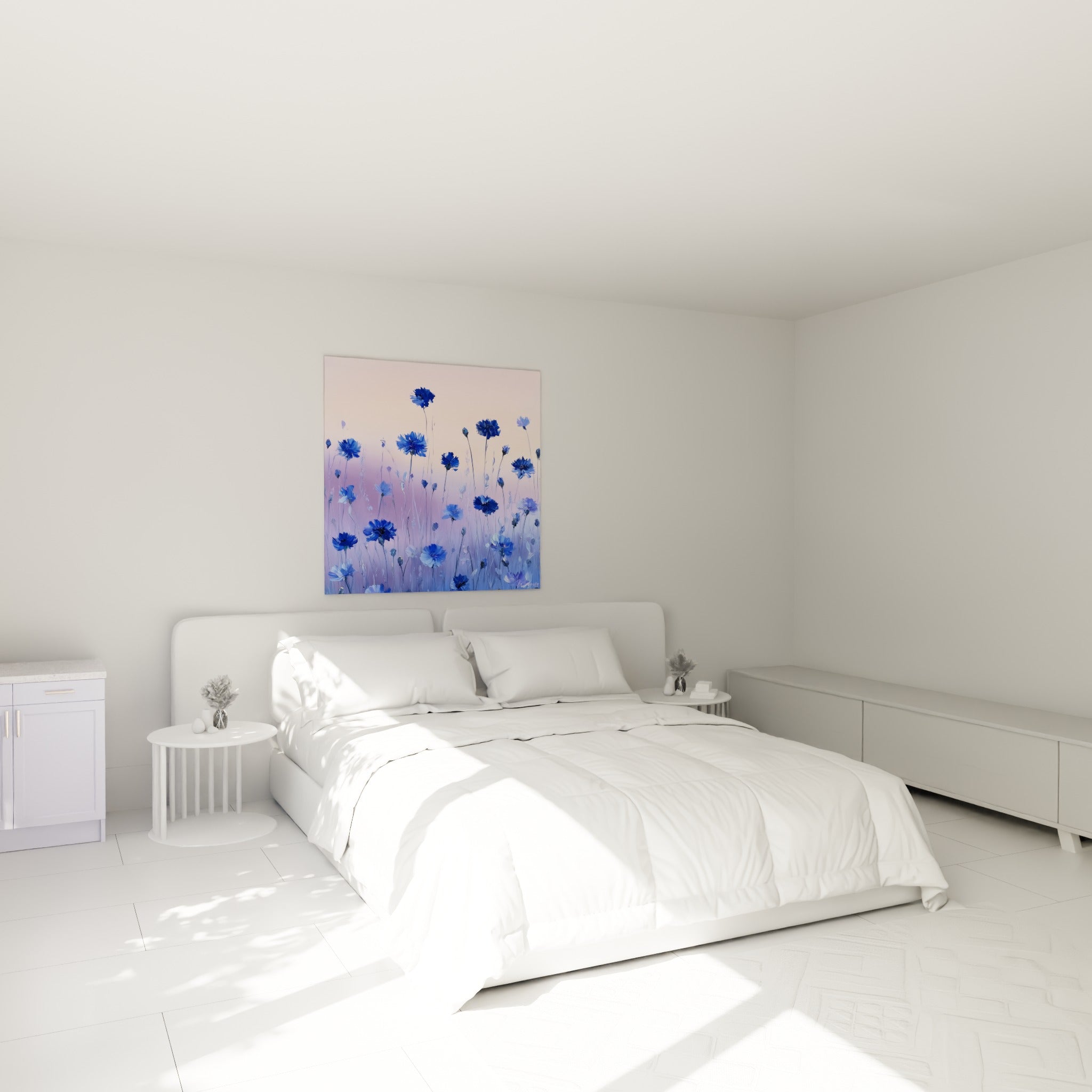 Champ de bleuets bleu marine et rose poudré accroché au-dessus d'un lit dans une chambre claire