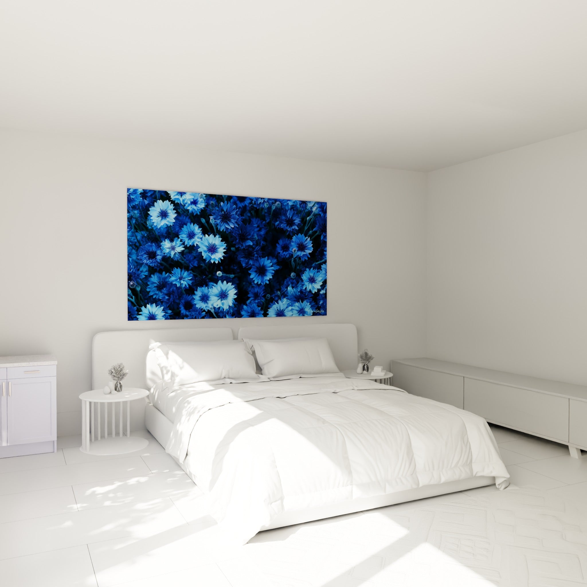 Fleurs de bleuet bleu ciel et bleu marine au-dessus d'un lit dans une chambre claire