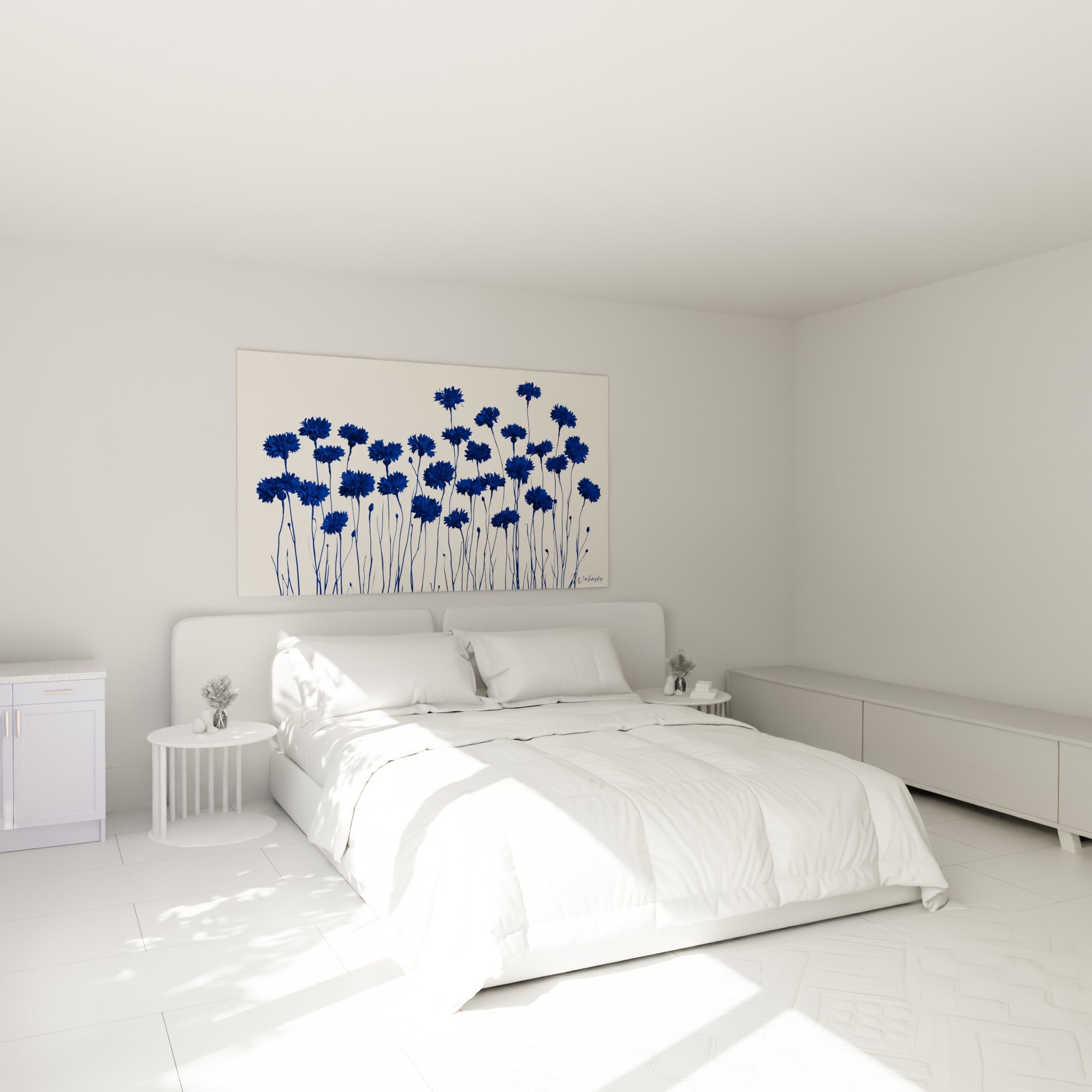 Fleurs de bleuet bleu marine et ivoire suspendues au-dessus d'un lit dans une chambre claire