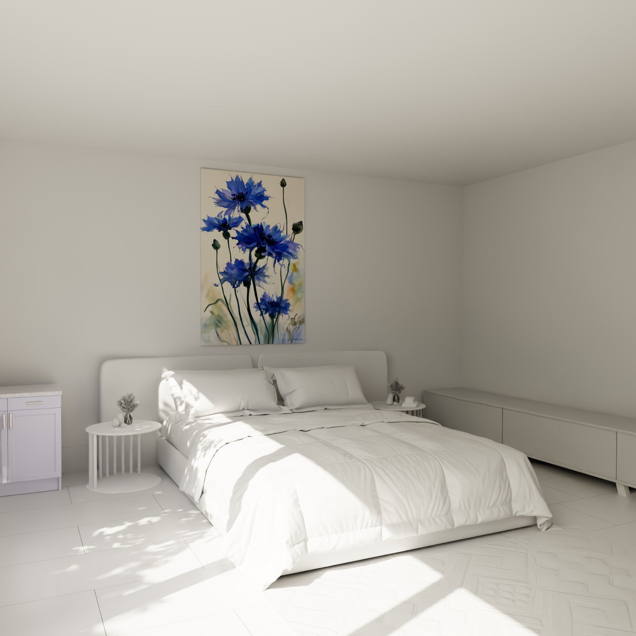 Bouquet de bleuets bleu et lavande sur fond ivoire, accroché au-dessus d'un lit dans une chambre claire