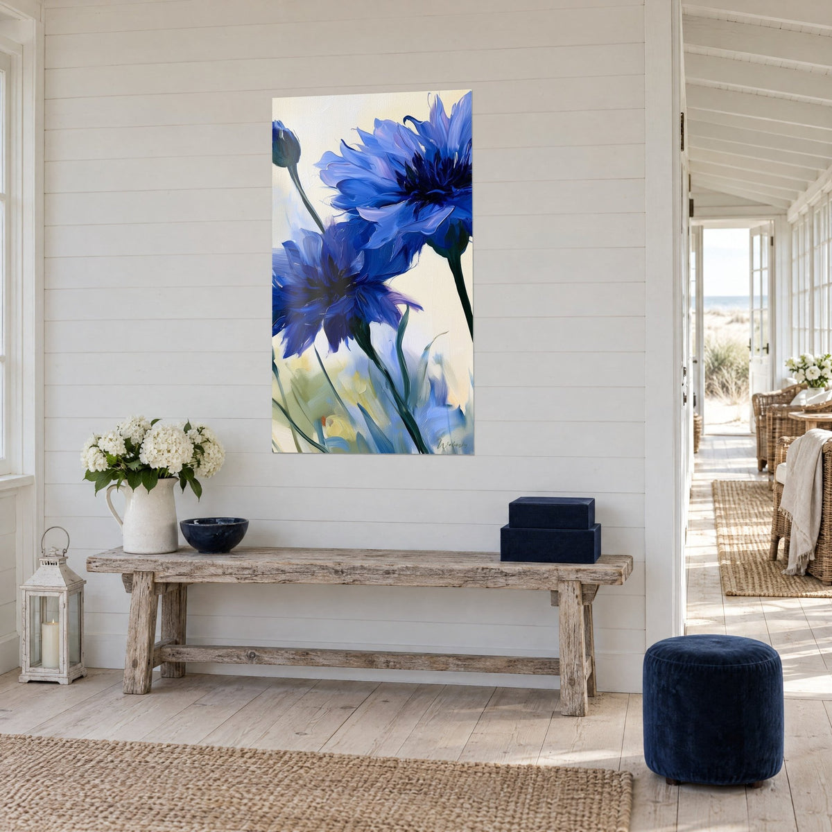 Quadro di fiori di centaurea in pennellate corpose blu cobalto e crema, bocciolo eretto, vista di tre quarti su una parete bianca perlinata
