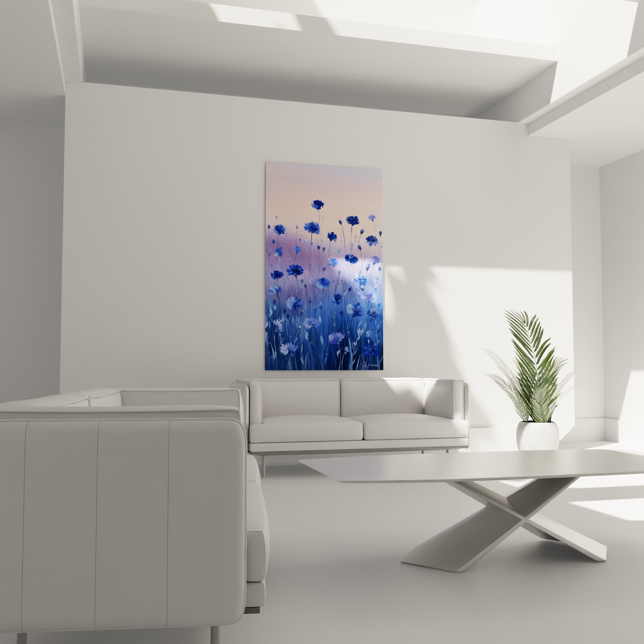 Champ de bleuets bleu indigo et rose accroché au-dessus d'un canapé dans un salon lumineux