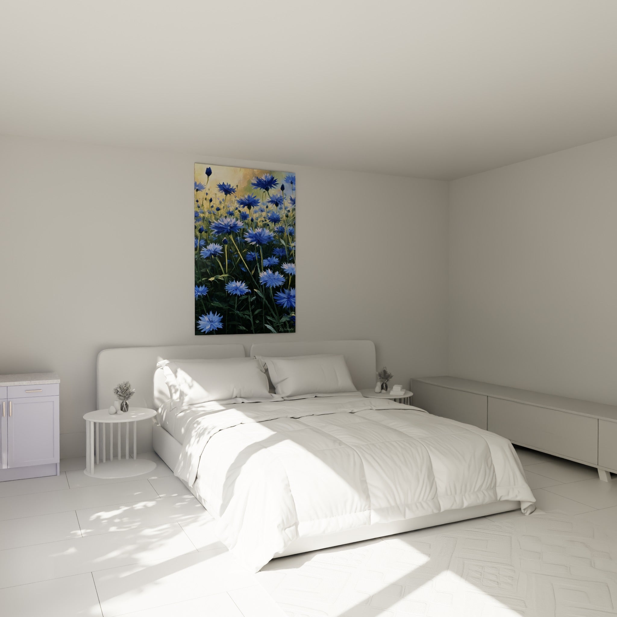 Bleuets bleu marine et vert olive peints en contre-plongée, au-dessus d'un lit dans une chambre claire