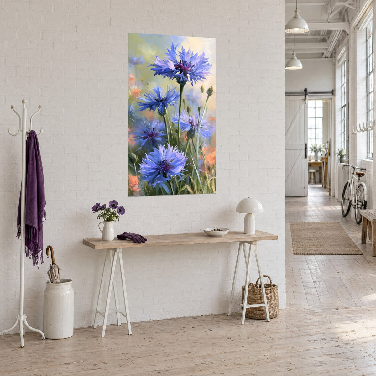 Tableau fleurs de centaurée aux pétales frangés bleu lavande, fond ocre doré, sur mur de briques blanches d'un loft