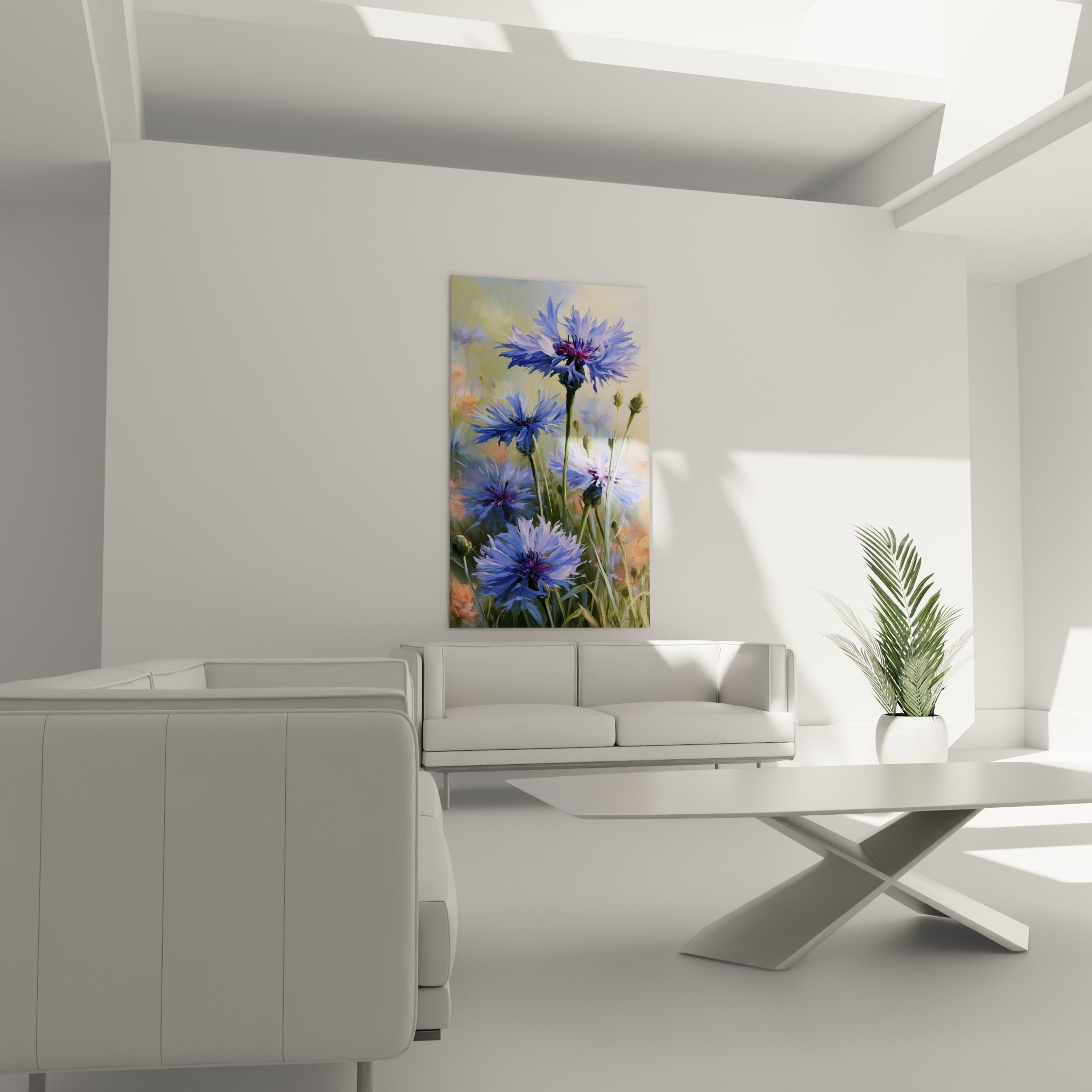 Bouquet de bleuets lilas et bleu marine placé au-dessus d'un canapé dans un salon lumineux