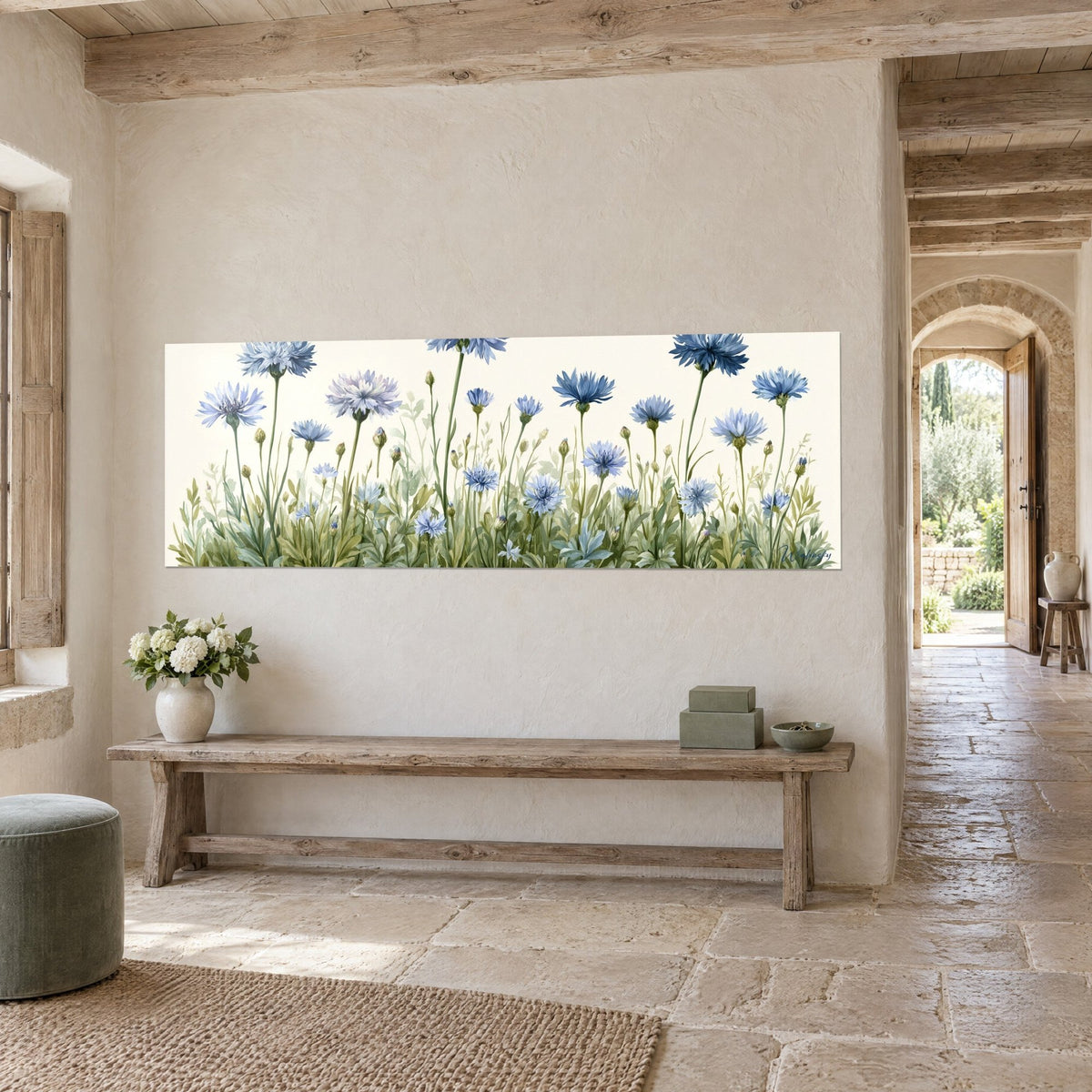 Tableau champ de centaurées bleu ciel aux pétales frangés sur fond crème, banc en bois, dans un couloir en pierre