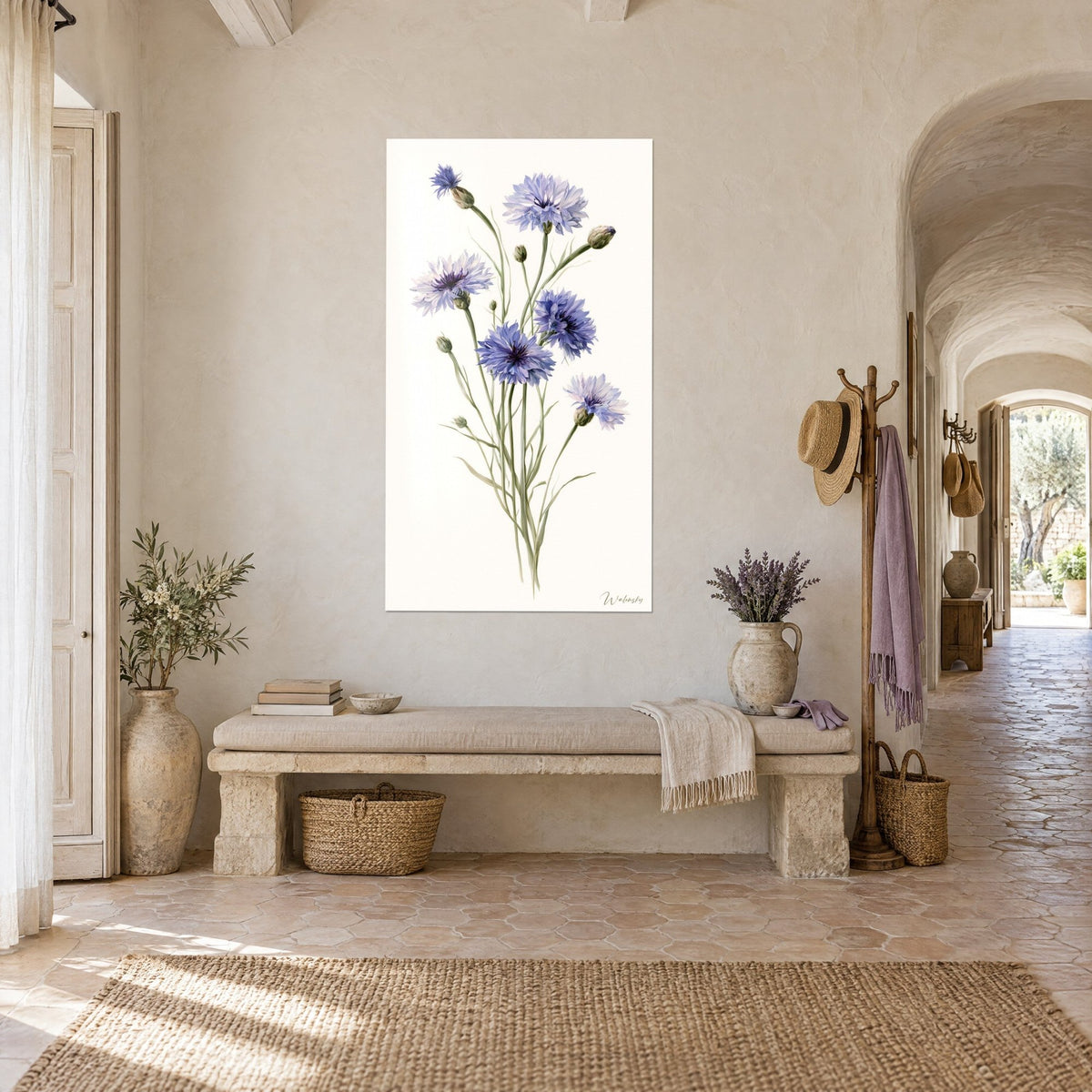 Tableau gerbe de centaurées bleu violacé sur fond crème, tiges vert olive effilées, mur chaux, couloir voûté, banc en pierre