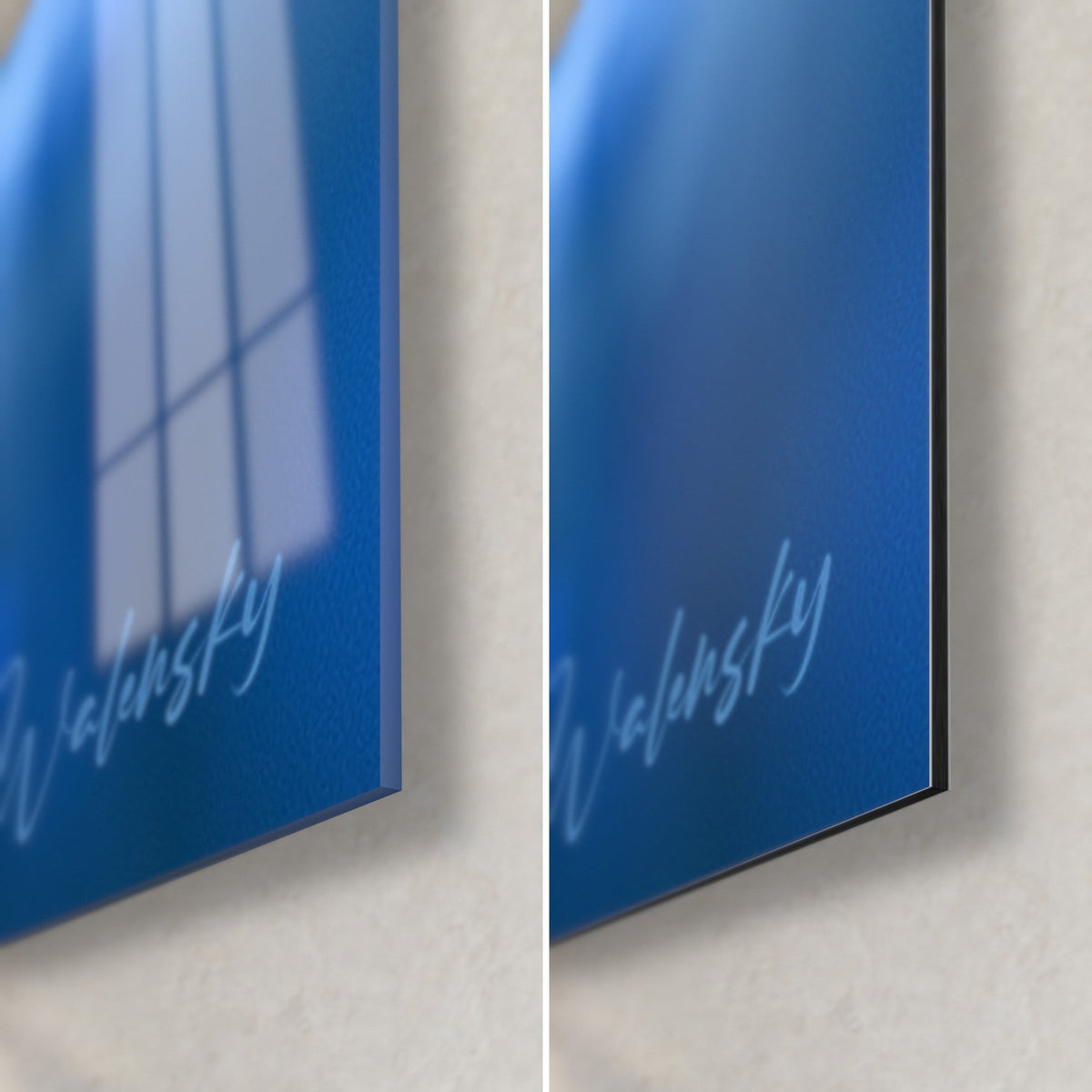 Quadro con campo di fiordalisi in blu cobalto e blu navy, angolo in basso a destra: vetro acrilico lucido con riflessi, Dibond nero opaco, spessore 3 mm