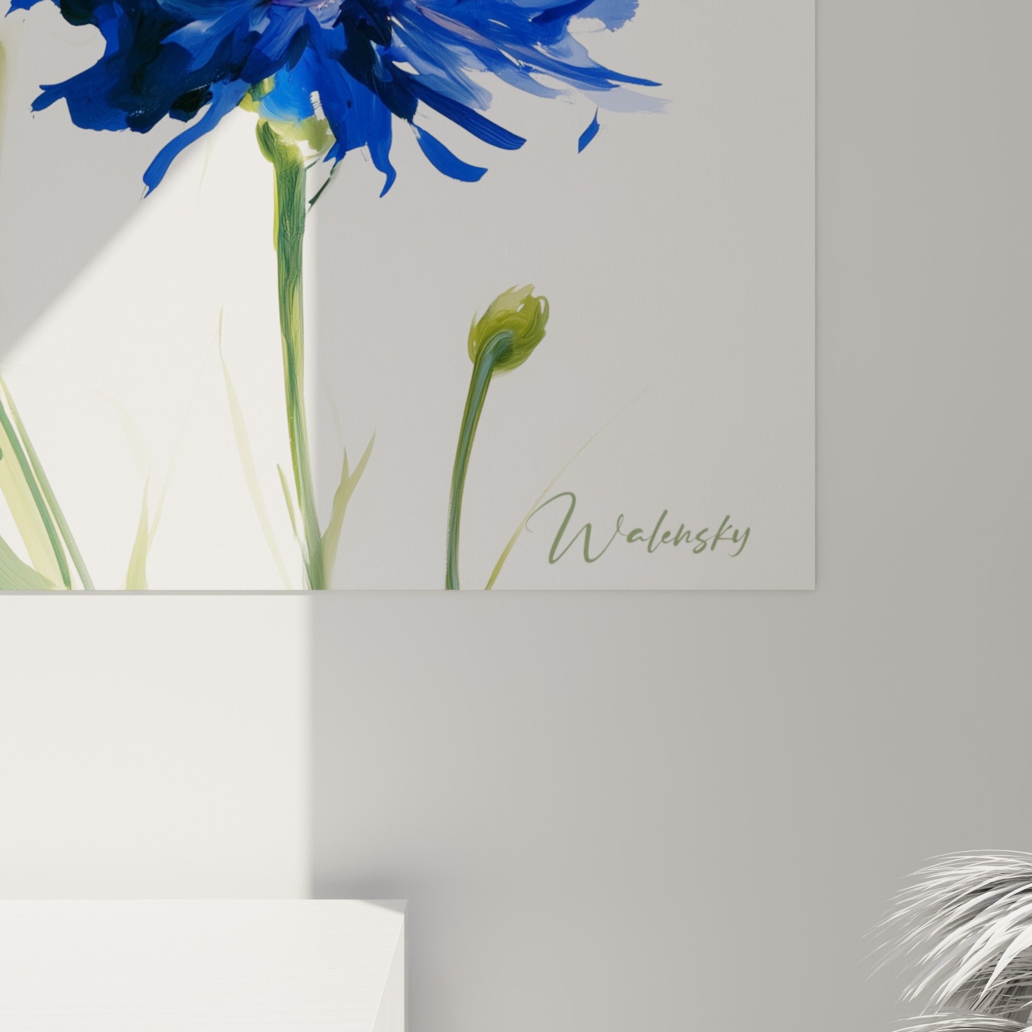 Détail des coulures aquarelle bleu roi et violet sur les pétales de bleuet, grain visible de la toile