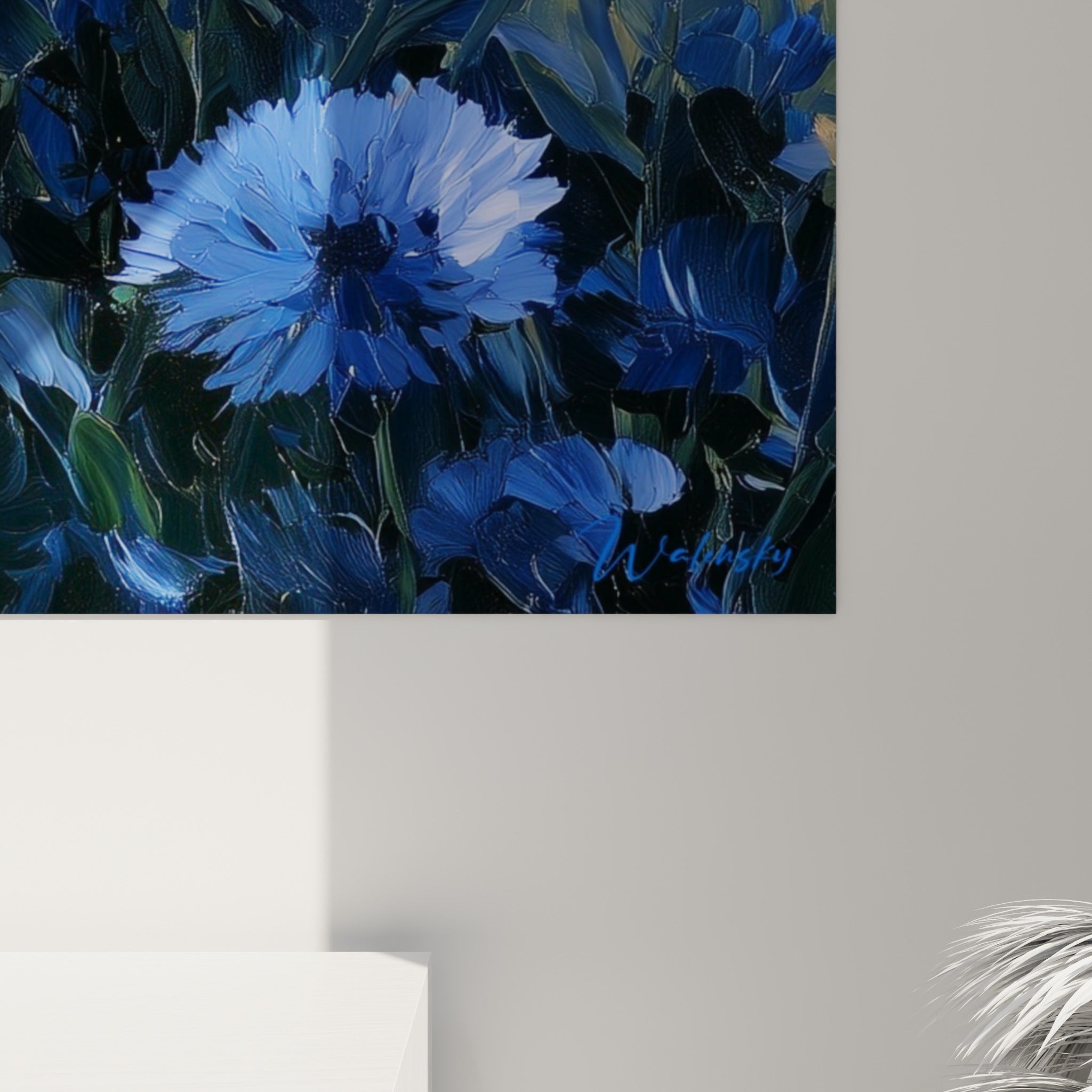 Détail des pétales de bleuet bleu marine et bleu ciel, empâtements épais et coulures visibles à l'impression
