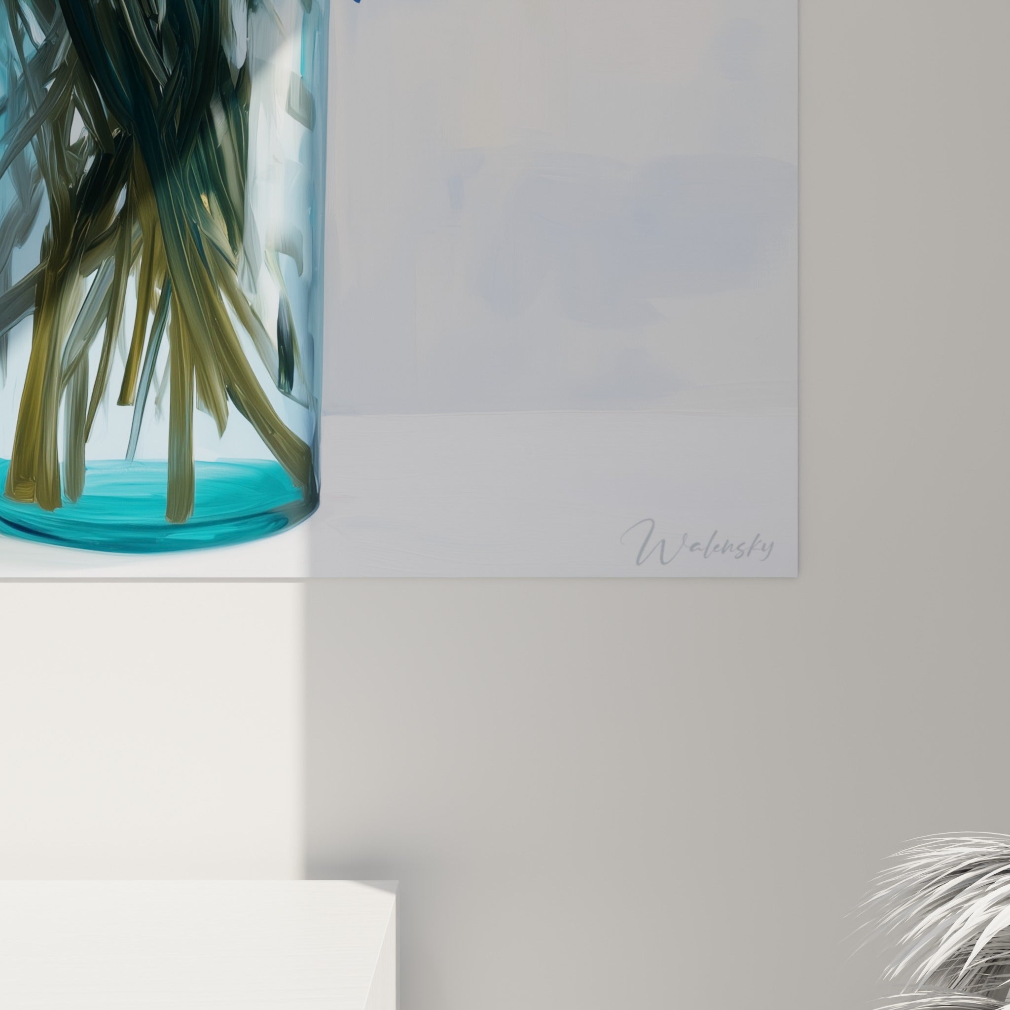Détail des pétales de bleuet bleu pastel et marine, touches empâtées et vase turquoise en gros plan