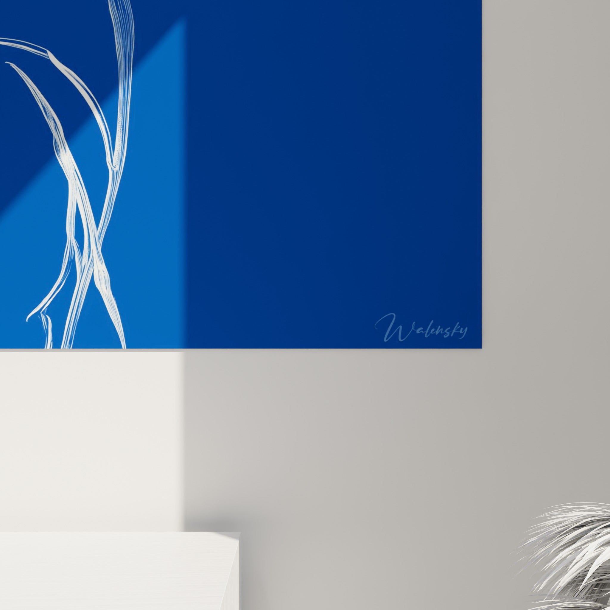 Détail des traits blancs finement gravés du bleuet sur la surface bleu marine brillante du tableau